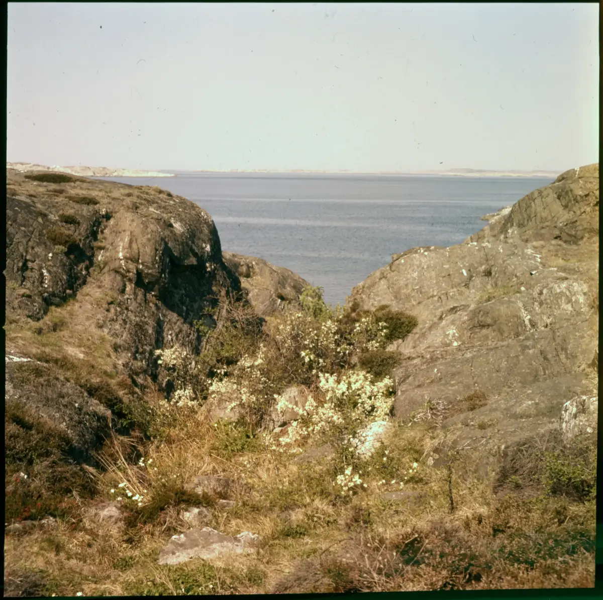Färgdia: Sol i kölvatten. Hus vid kust. Mot Älvsborgs fästning. Eka i sjö. Halat segel, bergvägg. Vyer. Bergmönster. Par på strand. Sandmönster. Gerlesborg. Kolhättan(?). Solnedgång över havet. Bärnsten(??) och glas. Stenstrand. Nedisad kust, Tjörn. Musselskal. Lavar, posthornssnäcka. Fiskebod, strandväxter. Moln. Hästar betar, vy mot Älvsborgs fästning. Två i kajak. Snö. Kustbåt. Roende. Brygga i dis. Pojke vid eka, vy. Sandstrand med vågor, Hirthals, fiskare går. Musslor, tång, stenar. Söt vik. Hed. Ror eka i sund. Med fiskeläge och segelfartyg. Småbåtshamn, vy.