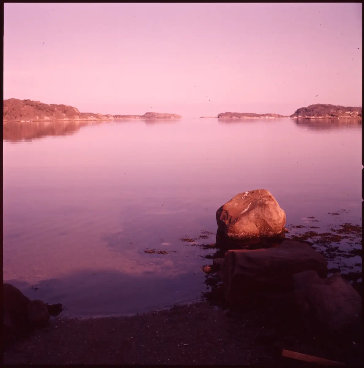 Färgdia: Sol i kölvatten. Hus vid kust. Mot Älvsborgs fästning. Eka i sjö. Halat segel, bergvägg. Vyer. Bergmönster. Par på strand. Sandmönster. Gerlesborg. Kolhättan(?). Solnedgång över havet. Bärnsten(??) och glas. Stenstrand. Nedisad kust, Tjörn. Musselskal. Lavar, posthornssnäcka. Fiskebod, strandväxter. Moln. Hästar betar, vy mot Älvsborgs fästning. Två i kajak. Snö. Kustbåt. Roende. Brygga i dis. Pojke vid eka, vy. Sandstrand med vågor, Hirthals, fiskare går. Musslor, tång, stenar. Söt vik. Hed. Ror eka i sund. Med fiskeläge och segelfartyg. Småbåtshamn, vy.