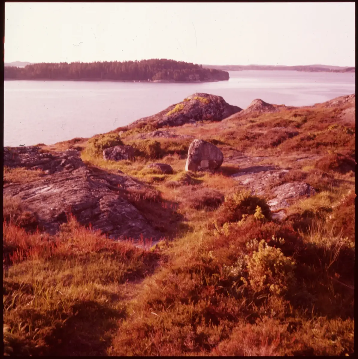 Färgdia: Sol i kölvatten. Hus vid kust. Mot Älvsborgs fästning. Eka i sjö. Halat segel, bergvägg. Vyer. Bergmönster. Par på strand. Sandmönster. Gerlesborg. Kolhättan(?). Solnedgång över havet. Bärnsten(??) och glas. Stenstrand. Nedisad kust, Tjörn. Musselskal. Lavar, posthornssnäcka. Fiskebod, strandväxter. Moln. Hästar betar, vy mot Älvsborgs fästning. Två i kajak. Snö. Kustbåt. Roende. Brygga i dis. Pojke vid eka, vy. Sandstrand med vågor, Hirthals, fiskare går. Musslor, tång, stenar. Söt vik. Hed. Ror eka i sund. Med fiskeläge och segelfartyg. Småbåtshamn, vy.