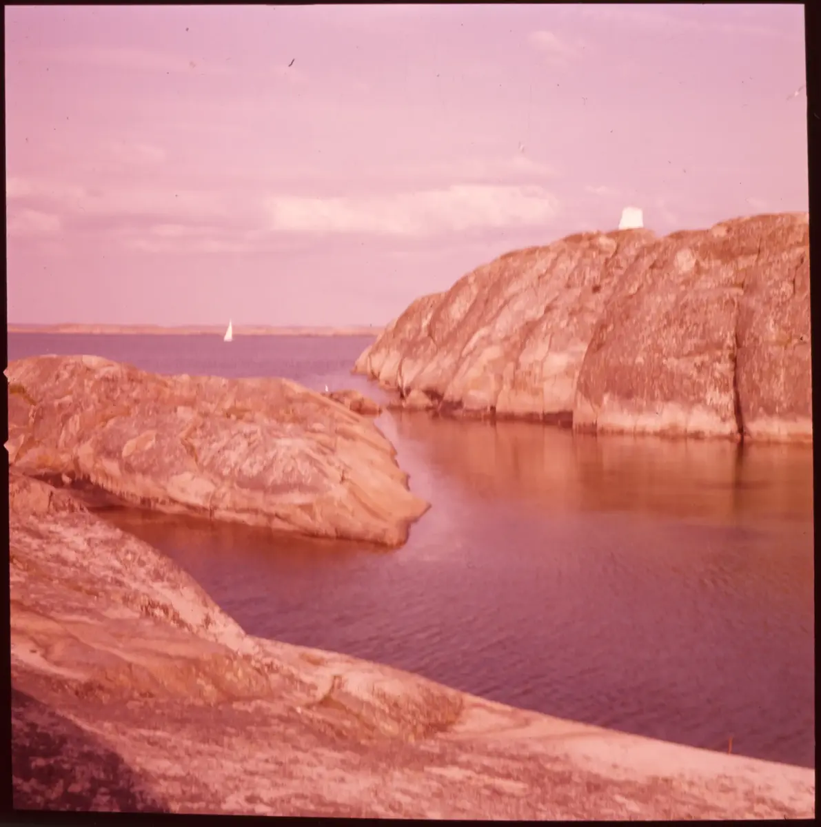 Färgdia: Sol i kölvatten. Hus vid kust. Mot Älvsborgs fästning. Eka i sjö. Halat segel, bergvägg. Vyer. Bergmönster. Par på strand. Sandmönster. Gerlesborg. Kolhättan(?). Solnedgång över havet. Bärnsten(??) och glas. Stenstrand. Nedisad kust, Tjörn. Musselskal. Lavar, posthornssnäcka. Fiskebod, strandväxter. Moln. Hästar betar, vy mot Älvsborgs fästning. Två i kajak. Snö. Kustbåt. Roende. Brygga i dis. Pojke vid eka, vy. Sandstrand med vågor, Hirthals, fiskare går. Musslor, tång, stenar. Söt vik. Hed. Ror eka i sund. Med fiskeläge och segelfartyg. Småbåtshamn, vy.