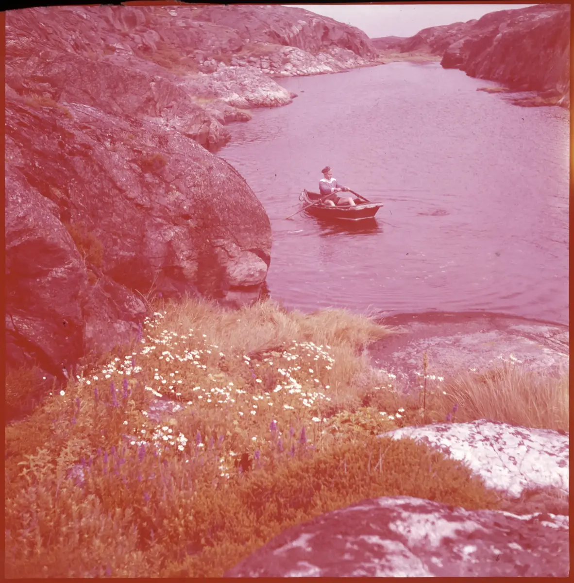 Färgdia: Sol i kölvatten. Hus vid kust. Mot Älvsborgs fästning. Eka i sjö. Halat segel, bergvägg. Vyer. Bergmönster. Par på strand. Sandmönster. Gerlesborg. Kolhättan(?). Solnedgång över havet. Bärnsten(??) och glas. Stenstrand. Nedisad kust, Tjörn. Musselskal. Lavar, posthornssnäcka. Fiskebod, strandväxter. Moln. Hästar betar, vy mot Älvsborgs fästning. Två i kajak. Snö. Kustbåt. Roende. Brygga i dis. Pojke vid eka, vy. Sandstrand med vågor, Hirthals, fiskare går. Musslor, tång, stenar. Söt vik. Hed. Ror eka i sund. Med fiskeläge och segelfartyg. Småbåtshamn, vy.