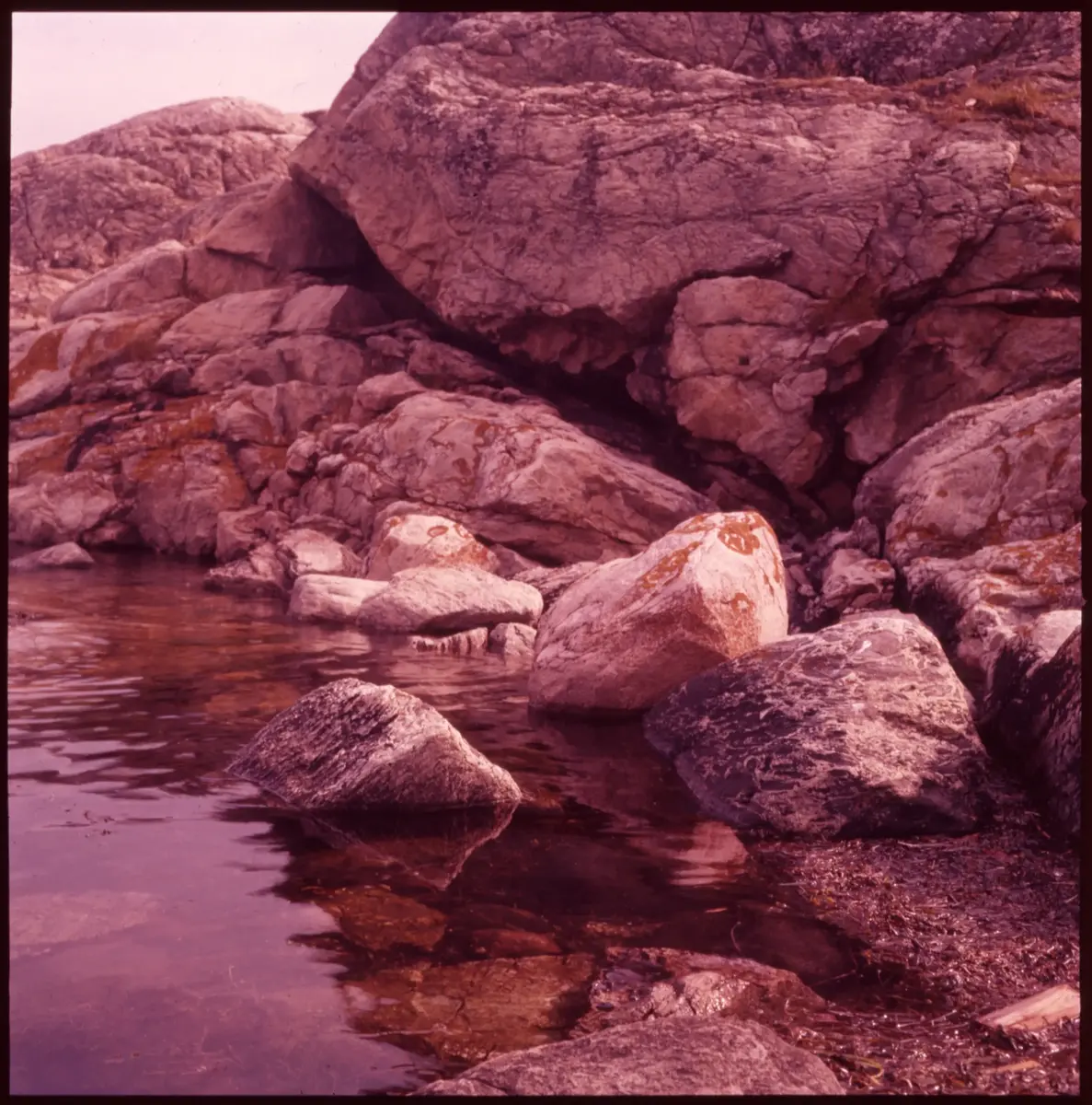 Färgdia: Sol i kölvatten. Hus vid kust. Mot Älvsborgs fästning. Eka i sjö. Halat segel, bergvägg. Vyer. Bergmönster. Par på strand. Sandmönster. Gerlesborg. Kolhättan(?). Solnedgång över havet. Bärnsten(??) och glas. Stenstrand. Nedisad kust, Tjörn. Musselskal. Lavar, posthornssnäcka. Fiskebod, strandväxter. Moln. Hästar betar, vy mot Älvsborgs fästning. Två i kajak. Snö. Kustbåt. Roende. Brygga i dis. Pojke vid eka, vy. Sandstrand med vågor, Hirthals, fiskare går. Musslor, tång, stenar. Söt vik. Hed. Ror eka i sund. Med fiskeläge och segelfartyg. Småbåtshamn, vy.
