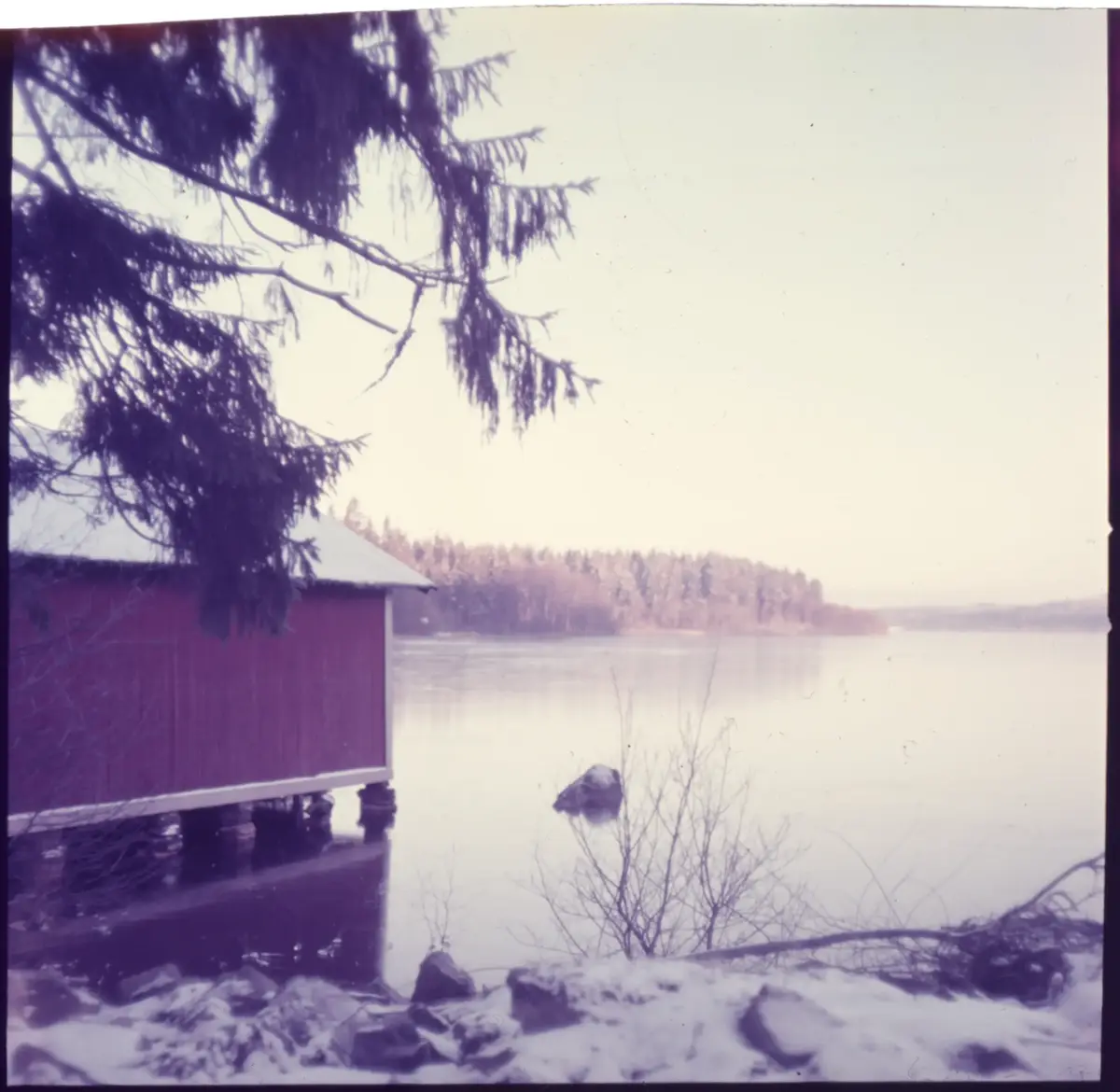 Färgdia: Sol i kölvatten. Hus vid kust. Mot Älvsborgs fästning. Eka i sjö. Halat segel, bergvägg. Vyer. Bergmönster. Par på strand. Sandmönster. Gerlesborg. Kolhättan(?). Solnedgång över havet. Bärnsten(??) och glas. Stenstrand. Nedisad kust, Tjörn. Musselskal. Lavar, posthornssnäcka. Fiskebod, strandväxter. Moln. Hästar betar, vy mot Älvsborgs fästning. Två i kajak. Snö. Kustbåt. Roende. Brygga i dis. Pojke vid eka, vy. Sandstrand med vågor, Hirthals, fiskare går. Musslor, tång, stenar. Söt vik. Hed. Ror eka i sund. Med fiskeläge och segelfartyg. Småbåtshamn, vy.