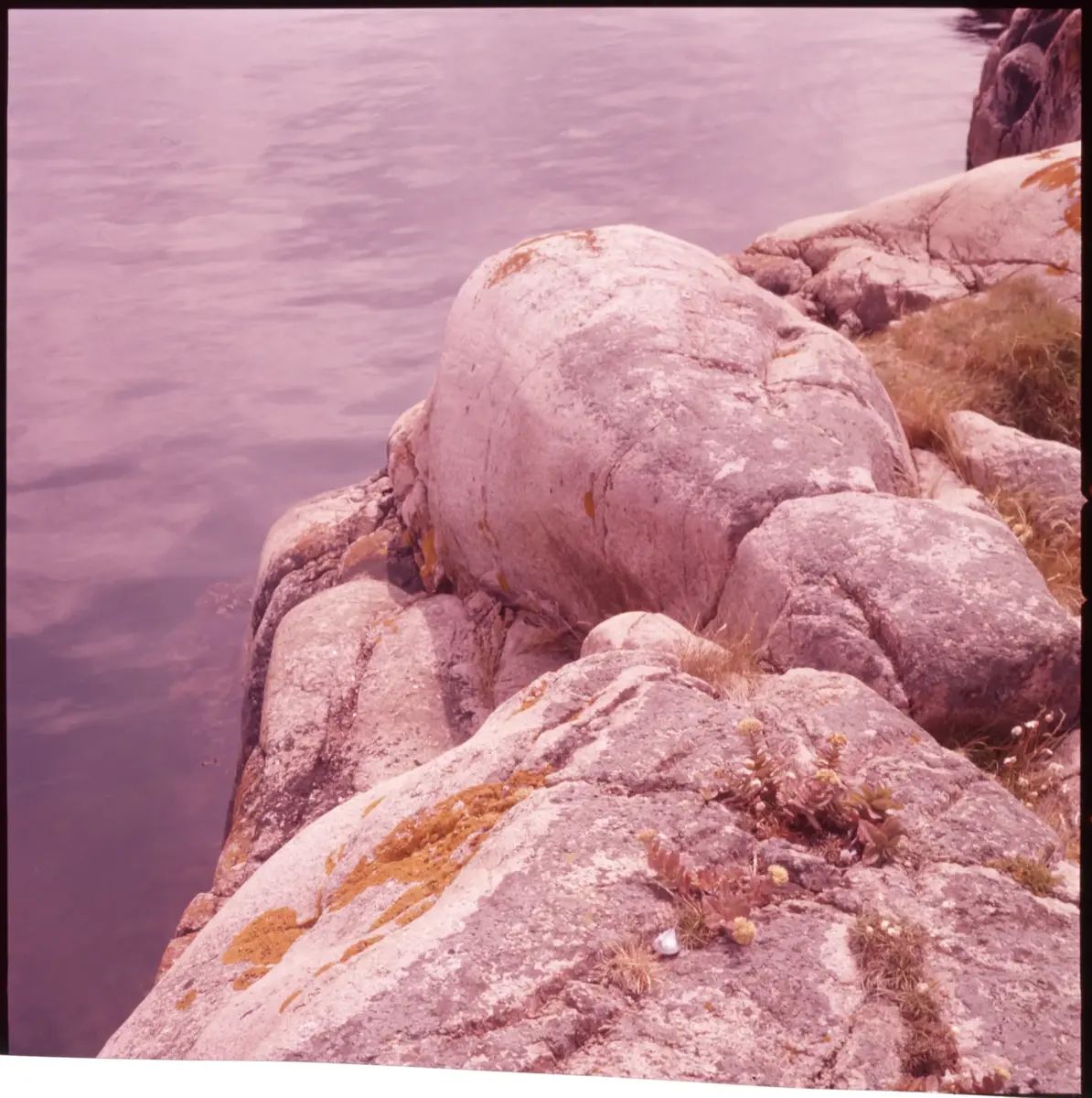 Färgdia: Sol i kölvatten. Hus vid kust. Mot Älvsborgs fästning. Eka i sjö. Halat segel, bergvägg. Vyer. Bergmönster. Par på strand. Sandmönster. Gerlesborg. Kolhättan(?). Solnedgång över havet. Bärnsten(??) och glas. Stenstrand. Nedisad kust, Tjörn. Musselskal. Lavar, posthornssnäcka. Fiskebod, strandväxter. Moln. Hästar betar, vy mot Älvsborgs fästning. Två i kajak. Snö. Kustbåt. Roende. Brygga i dis. Pojke vid eka, vy. Sandstrand med vågor, Hirthals, fiskare går. Musslor, tång, stenar. Söt vik. Hed. Ror eka i sund. Med fiskeläge och segelfartyg. Småbåtshamn, vy.