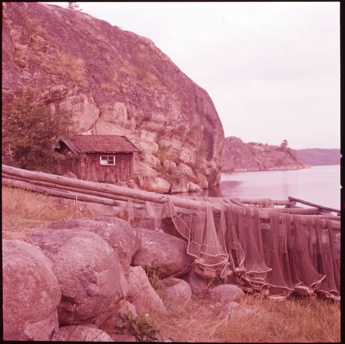 Färgdia: Sol i kölvatten. Hus vid kust. Mot Älvsborgs fästning. Eka i sjö. Halat segel, bergvägg. Vyer. Bergmönster. Par på strand. Sandmönster. Gerlesborg. Kolhättan(?). Solnedgång över havet. Bärnsten(??) och glas. Stenstrand. Nedisad kust, Tjörn. Musselskal. Lavar, posthornssnäcka. Fiskebod, strandväxter. Moln. Hästar betar, vy mot Älvsborgs fästning. Två i kajak. Snö. Kustbåt. Roende. Brygga i dis. Pojke vid eka, vy. Sandstrand med vågor, Hirthals, fiskare går. Musslor, tång, stenar. Söt vik. Hed. Ror eka i sund. Med fiskeläge och segelfartyg. Småbåtshamn, vy.