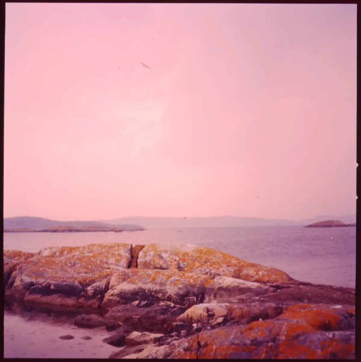 Färgdia: Sol i kölvatten. Hus vid kust. Mot Älvsborgs fästning. Eka i sjö. Halat segel, bergvägg. Vyer. Bergmönster. Par på strand. Sandmönster. Gerlesborg. Kolhättan(?). Solnedgång över havet. Bärnsten(??) och glas. Stenstrand. Nedisad kust, Tjörn. Musselskal. Lavar, posthornssnäcka. Fiskebod, strandväxter. Moln. Hästar betar, vy mot Älvsborgs fästning. Två i kajak. Snö. Kustbåt. Roende. Brygga i dis. Pojke vid eka, vy. Sandstrand med vågor, Hirthals, fiskare går. Musslor, tång, stenar. Söt vik. Hed. Ror eka i sund. Med fiskeläge och segelfartyg. Småbåtshamn, vy.