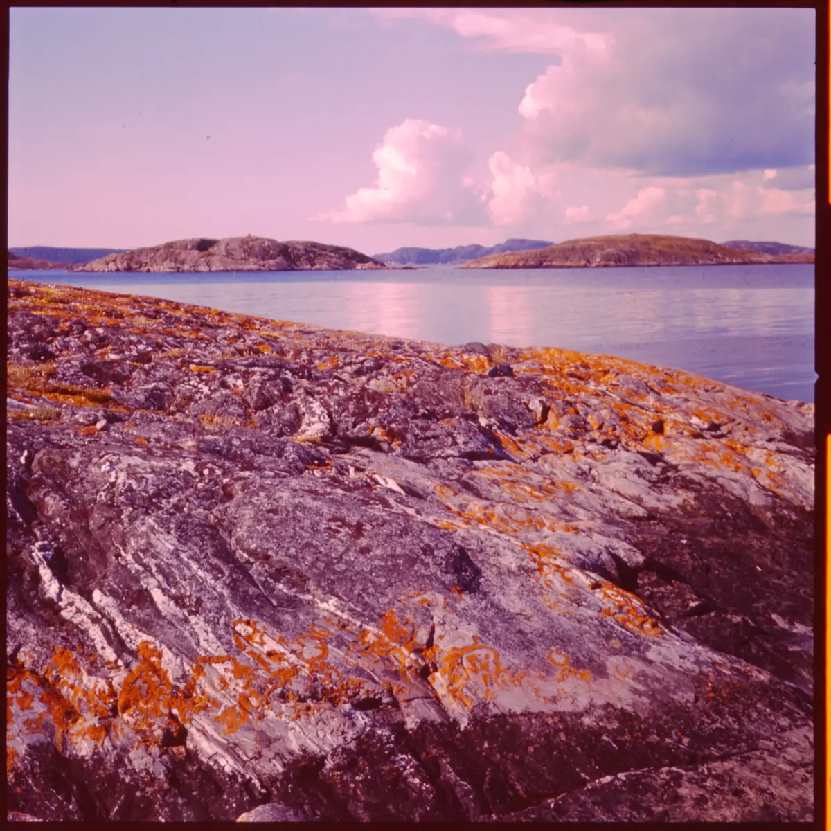 Färgdia: Sol i kölvatten. Hus vid kust. Mot Älvsborgs fästning. Eka i sjö. Halat segel, bergvägg. Vyer. Bergmönster. Par på strand. Sandmönster. Gerlesborg. Kolhättan(?). Solnedgång över havet. Bärnsten(??) och glas. Stenstrand. Nedisad kust, Tjörn. Musselskal. Lavar, posthornssnäcka. Fiskebod, strandväxter. Moln. Hästar betar, vy mot Älvsborgs fästning. Två i kajak. Snö. Kustbåt. Roende. Brygga i dis. Pojke vid eka, vy. Sandstrand med vågor, Hirthals, fiskare går. Musslor, tång, stenar. Söt vik. Hed. Ror eka i sund. Med fiskeläge och segelfartyg. Småbåtshamn, vy.