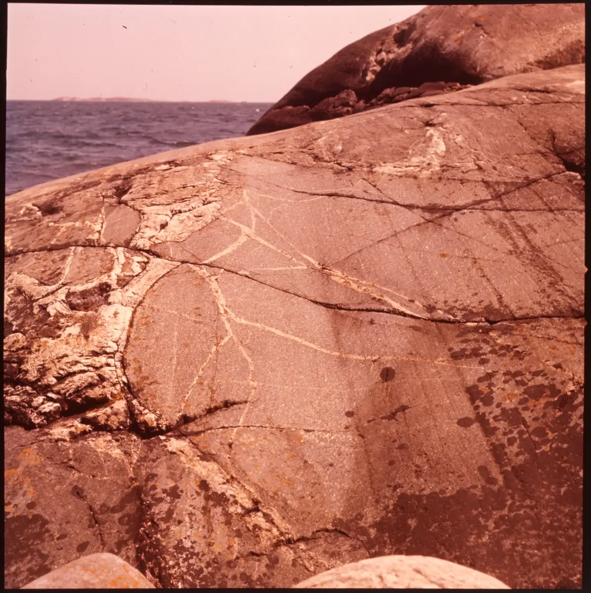 Färgdia: Sol i kölvatten. Hus vid kust. Mot Älvsborgs fästning. Eka i sjö. Halat segel, bergvägg. Vyer. Bergmönster. Par på strand. Sandmönster. Gerlesborg. Kolhättan(?). Solnedgång över havet. Bärnsten(??) och glas. Stenstrand. Nedisad kust, Tjörn. Musselskal. Lavar, posthornssnäcka. Fiskebod, strandväxter. Moln. Hästar betar, vy mot Älvsborgs fästning. Två i kajak. Snö. Kustbåt. Roende. Brygga i dis. Pojke vid eka, vy. Sandstrand med vågor, Hirthals, fiskare går. Musslor, tång, stenar. Söt vik. Hed. Ror eka i sund. Med fiskeläge och segelfartyg. Småbåtshamn, vy.