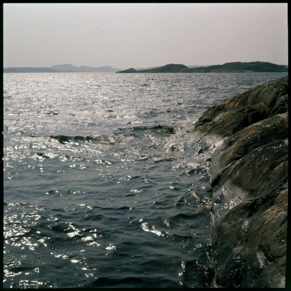 Färgdia: Sol i kölvatten. Hus vid kust. Mot Älvsborgs fästning. Eka i sjö. Halat segel, bergvägg. Vyer. Bergmönster. Par på strand. Sandmönster. Gerlesborg. Kolhättan(?). Solnedgång över havet. Bärnsten(??) och glas. Stenstrand. Nedisad kust, Tjörn. Musselskal. Lavar, posthornssnäcka. Fiskebod, strandväxter. Moln. Hästar betar, vy mot Älvsborgs fästning. Två i kajak. Snö. Kustbåt. Roende. Brygga i dis. Pojke vid eka, vy. Sandstrand med vågor, Hirthals, fiskare går. Musslor, tång, stenar. Söt vik. Hed. Ror eka i sund. Med fiskeläge och segelfartyg. Småbåtshamn, vy.