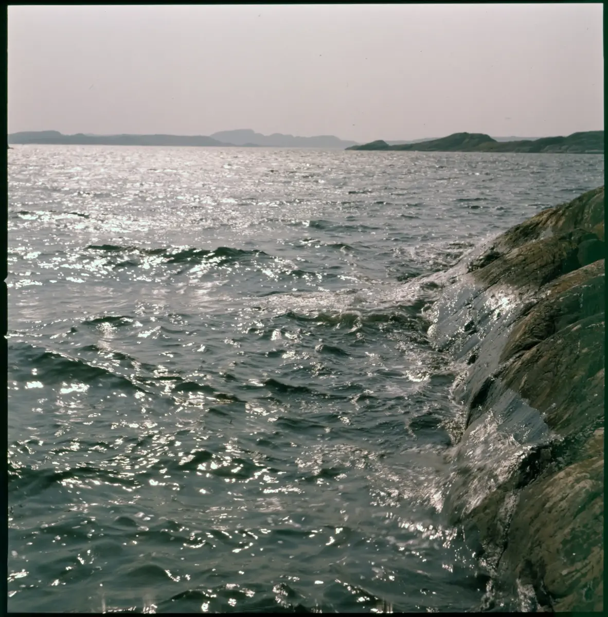Färgdia: Sol i kölvatten. Hus vid kust. Mot Älvsborgs fästning. Eka i sjö. Halat segel, bergvägg. Vyer. Bergmönster. Par på strand. Sandmönster. Gerlesborg. Kolhättan(?). Solnedgång över havet. Bärnsten(??) och glas. Stenstrand. Nedisad kust, Tjörn. Musselskal. Lavar, posthornssnäcka. Fiskebod, strandväxter. Moln. Hästar betar, vy mot Älvsborgs fästning. Två i kajak. Snö. Kustbåt. Roende. Brygga i dis. Pojke vid eka, vy. Sandstrand med vågor, Hirthals, fiskare går. Musslor, tång, stenar. Söt vik. Hed. Ror eka i sund. Med fiskeläge och segelfartyg. Småbåtshamn, vy.