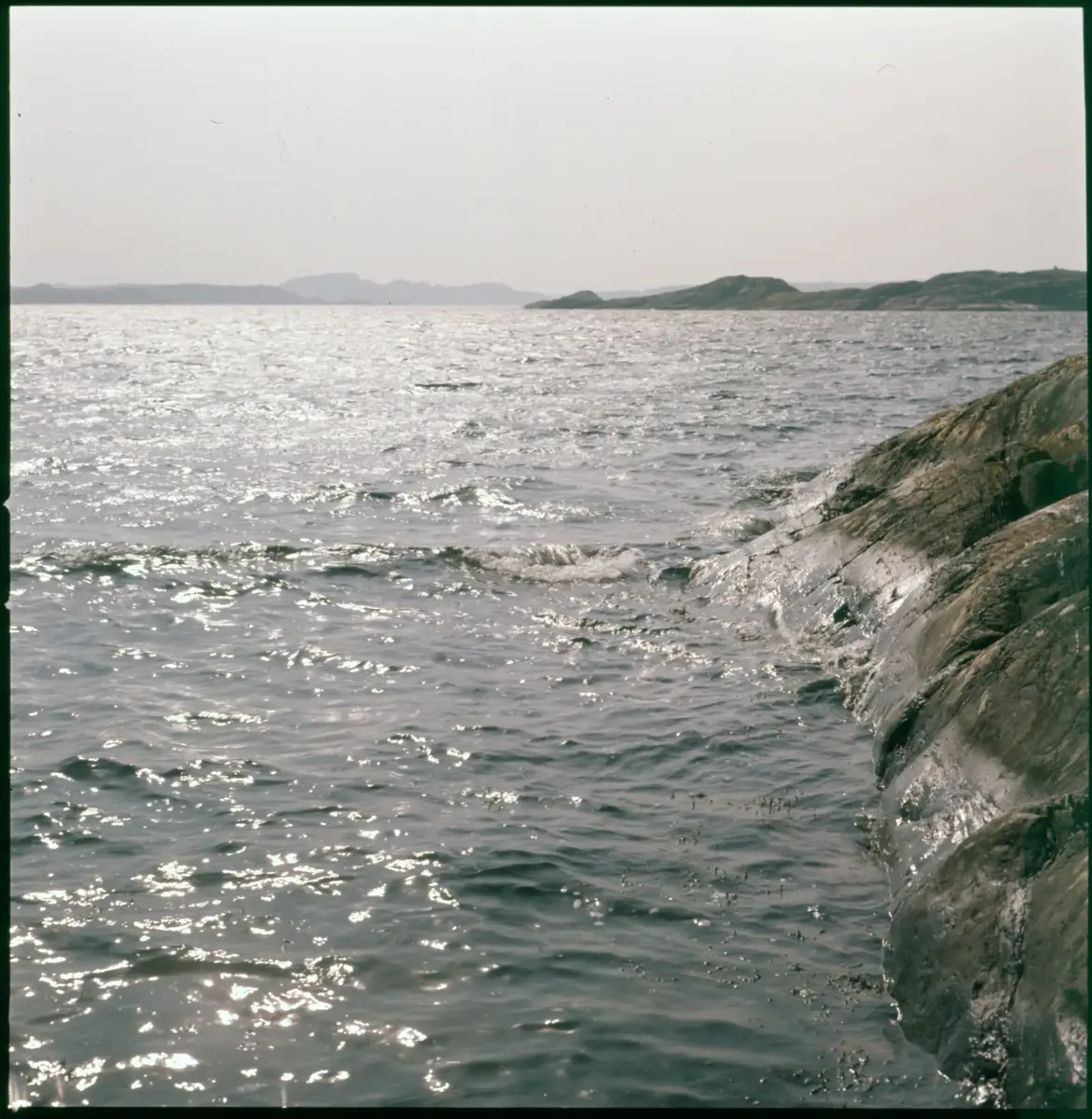 Färgdia: Sol i kölvatten. Hus vid kust. Mot Älvsborgs fästning. Eka i sjö. Halat segel, bergvägg. Vyer. Bergmönster. Par på strand. Sandmönster. Gerlesborg. Kolhättan(?). Solnedgång över havet. Bärnsten(??) och glas. Stenstrand. Nedisad kust, Tjörn. Musselskal. Lavar, posthornssnäcka. Fiskebod, strandväxter. Moln. Hästar betar, vy mot Älvsborgs fästning. Två i kajak. Snö. Kustbåt. Roende. Brygga i dis. Pojke vid eka, vy. Sandstrand med vågor, Hirthals, fiskare går. Musslor, tång, stenar. Söt vik. Hed. Ror eka i sund. Med fiskeläge och segelfartyg. Småbåtshamn, vy.