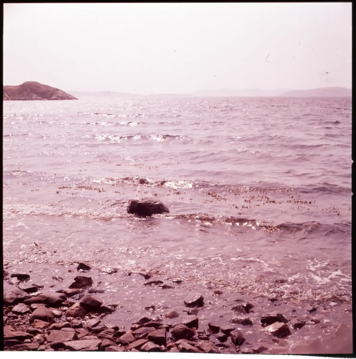 Färgdia: Sol i kölvatten. Hus vid kust. Mot Älvsborgs fästning. Eka i sjö. Halat segel, bergvägg. Vyer. Bergmönster. Par på strand. Sandmönster. Gerlesborg. Kolhättan(?). Solnedgång över havet. Bärnsten(??) och glas. Stenstrand. Nedisad kust, Tjörn. Musselskal. Lavar, posthornssnäcka. Fiskebod, strandväxter. Moln. Hästar betar, vy mot Älvsborgs fästning. Två i kajak. Snö. Kustbåt. Roende. Brygga i dis. Pojke vid eka, vy. Sandstrand med vågor, Hirthals, fiskare går. Musslor, tång, stenar. Söt vik. Hed. Ror eka i sund. Med fiskeläge och segelfartyg. Småbåtshamn, vy.