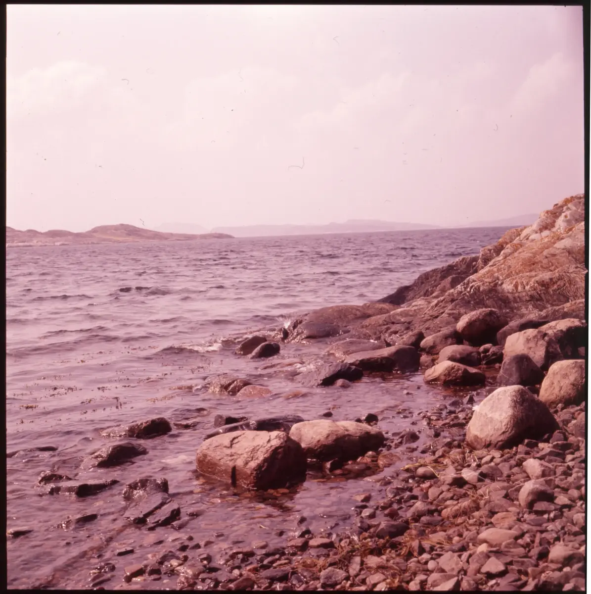 Färgdia: Sol i kölvatten. Hus vid kust. Mot Älvsborgs fästning. Eka i sjö. Halat segel, bergvägg. Vyer. Bergmönster. Par på strand. Sandmönster. Gerlesborg. Kolhättan(?). Solnedgång över havet. Bärnsten(??) och glas. Stenstrand. Nedisad kust, Tjörn. Musselskal. Lavar, posthornssnäcka. Fiskebod, strandväxter. Moln. Hästar betar, vy mot Älvsborgs fästning. Två i kajak. Snö. Kustbåt. Roende. Brygga i dis. Pojke vid eka, vy. Sandstrand med vågor, Hirthals, fiskare går. Musslor, tång, stenar. Söt vik. Hed. Ror eka i sund. Med fiskeläge och segelfartyg. Småbåtshamn, vy.