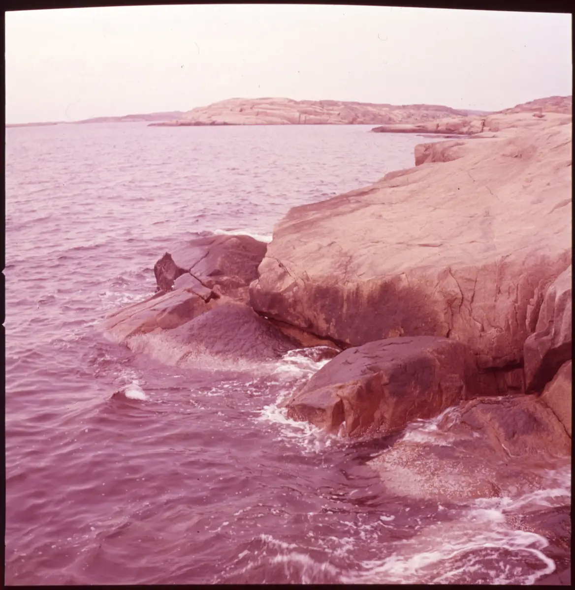 Färgdia: Sol i kölvatten. Hus vid kust. Mot Älvsborgs fästning. Eka i sjö. Halat segel, bergvägg. Vyer. Bergmönster. Par på strand. Sandmönster. Gerlesborg. Kolhättan(?). Solnedgång över havet. Bärnsten(??) och glas. Stenstrand. Nedisad kust, Tjörn. Musselskal. Lavar, posthornssnäcka. Fiskebod, strandväxter. Moln. Hästar betar, vy mot Älvsborgs fästning. Två i kajak. Snö. Kustbåt. Roende. Brygga i dis. Pojke vid eka, vy. Sandstrand med vågor, Hirthals, fiskare går. Musslor, tång, stenar. Söt vik. Hed. Ror eka i sund. Med fiskeläge och segelfartyg. Småbåtshamn, vy.