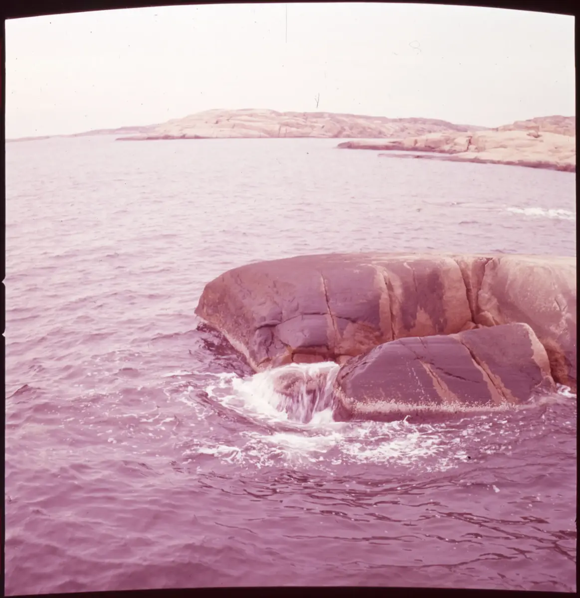 Färgdia: Sol i kölvatten. Hus vid kust. Mot Älvsborgs fästning. Eka i sjö. Halat segel, bergvägg. Vyer. Bergmönster. Par på strand. Sandmönster. Gerlesborg. Kolhättan(?). Solnedgång över havet. Bärnsten(??) och glas. Stenstrand. Nedisad kust, Tjörn. Musselskal. Lavar, posthornssnäcka. Fiskebod, strandväxter. Moln. Hästar betar, vy mot Älvsborgs fästning. Två i kajak. Snö. Kustbåt. Roende. Brygga i dis. Pojke vid eka, vy. Sandstrand med vågor, Hirthals, fiskare går. Musslor, tång, stenar. Söt vik. Hed. Ror eka i sund. Med fiskeläge och segelfartyg. Småbåtshamn, vy.
