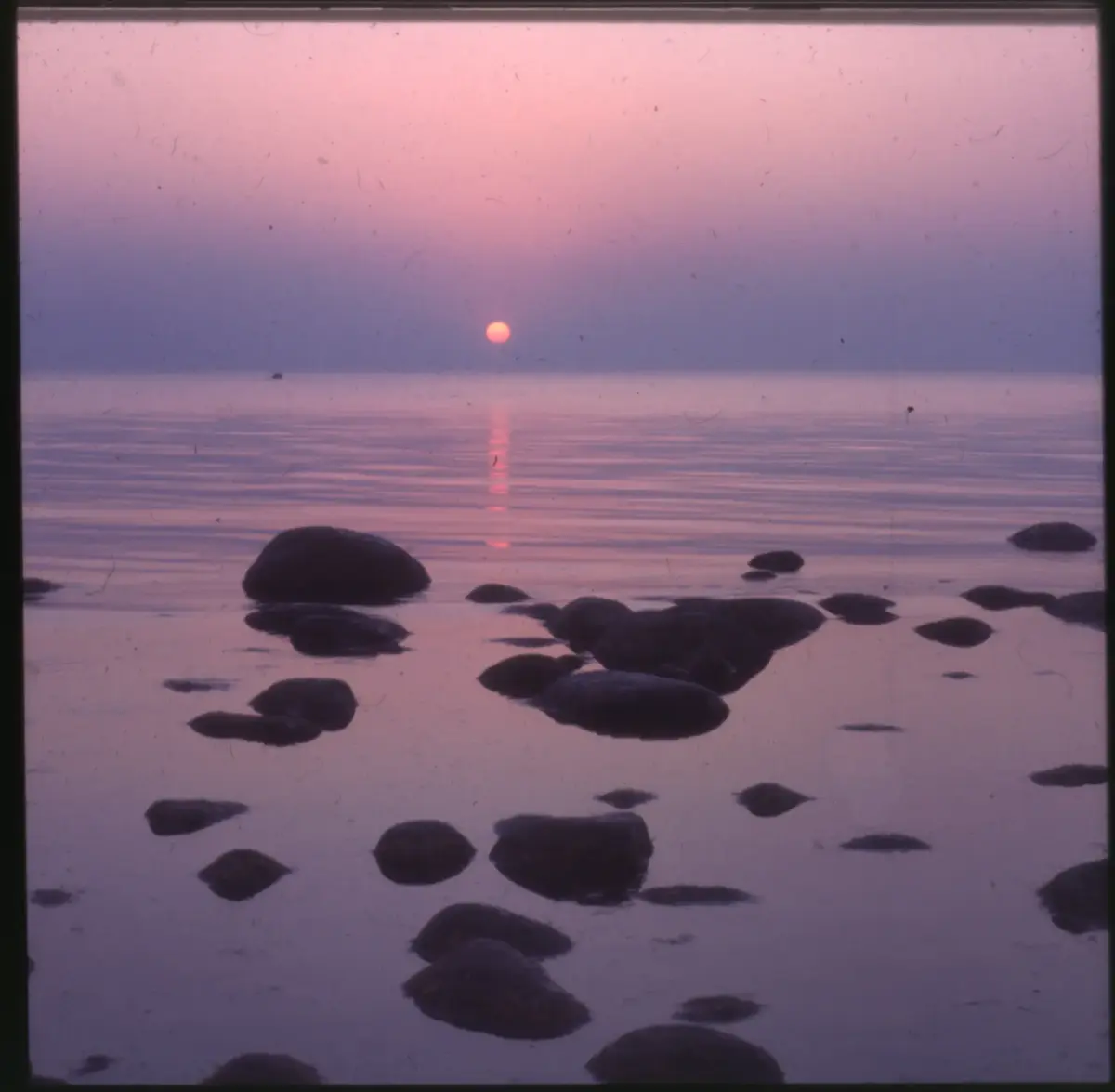 Färgdia: Sol i kölvatten. Hus vid kust. Mot Älvsborgs fästning. Eka i sjö. Halat segel, bergvägg. Vyer. Bergmönster. Par på strand. Sandmönster. Gerlesborg. Kolhättan(?). Solnedgång över havet. Bärnsten(??) och glas. Stenstrand. Nedisad kust, Tjörn. Musselskal. Lavar, posthornssnäcka. Fiskebod, strandväxter. Moln. Hästar betar, vy mot Älvsborgs fästning. Två i kajak. Snö. Kustbåt. Roende. Brygga i dis. Pojke vid eka, vy. Sandstrand med vågor, Hirthals, fiskare går. Musslor, tång, stenar. Söt vik. Hed. Ror eka i sund. Med fiskeläge och segelfartyg. Småbåtshamn, vy.