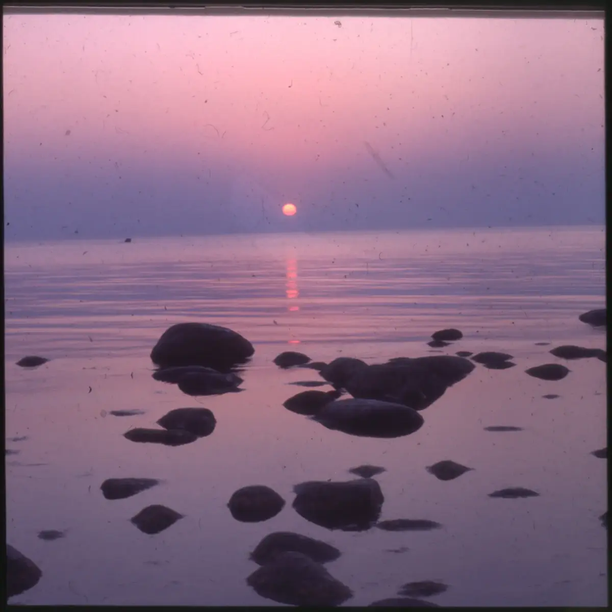Färgdia: Sol i kölvatten. Hus vid kust. Mot Älvsborgs fästning. Eka i sjö. Halat segel, bergvägg. Vyer. Bergmönster. Par på strand. Sandmönster. Gerlesborg. Kolhättan(?). Solnedgång över havet. Bärnsten(??) och glas. Stenstrand. Nedisad kust, Tjörn. Musselskal. Lavar, posthornssnäcka. Fiskebod, strandväxter. Moln. Hästar betar, vy mot Älvsborgs fästning. Två i kajak. Snö. Kustbåt. Roende. Brygga i dis. Pojke vid eka, vy. Sandstrand med vågor, Hirthals, fiskare går. Musslor, tång, stenar. Söt vik. Hed. Ror eka i sund. Med fiskeläge och segelfartyg. Småbåtshamn, vy.