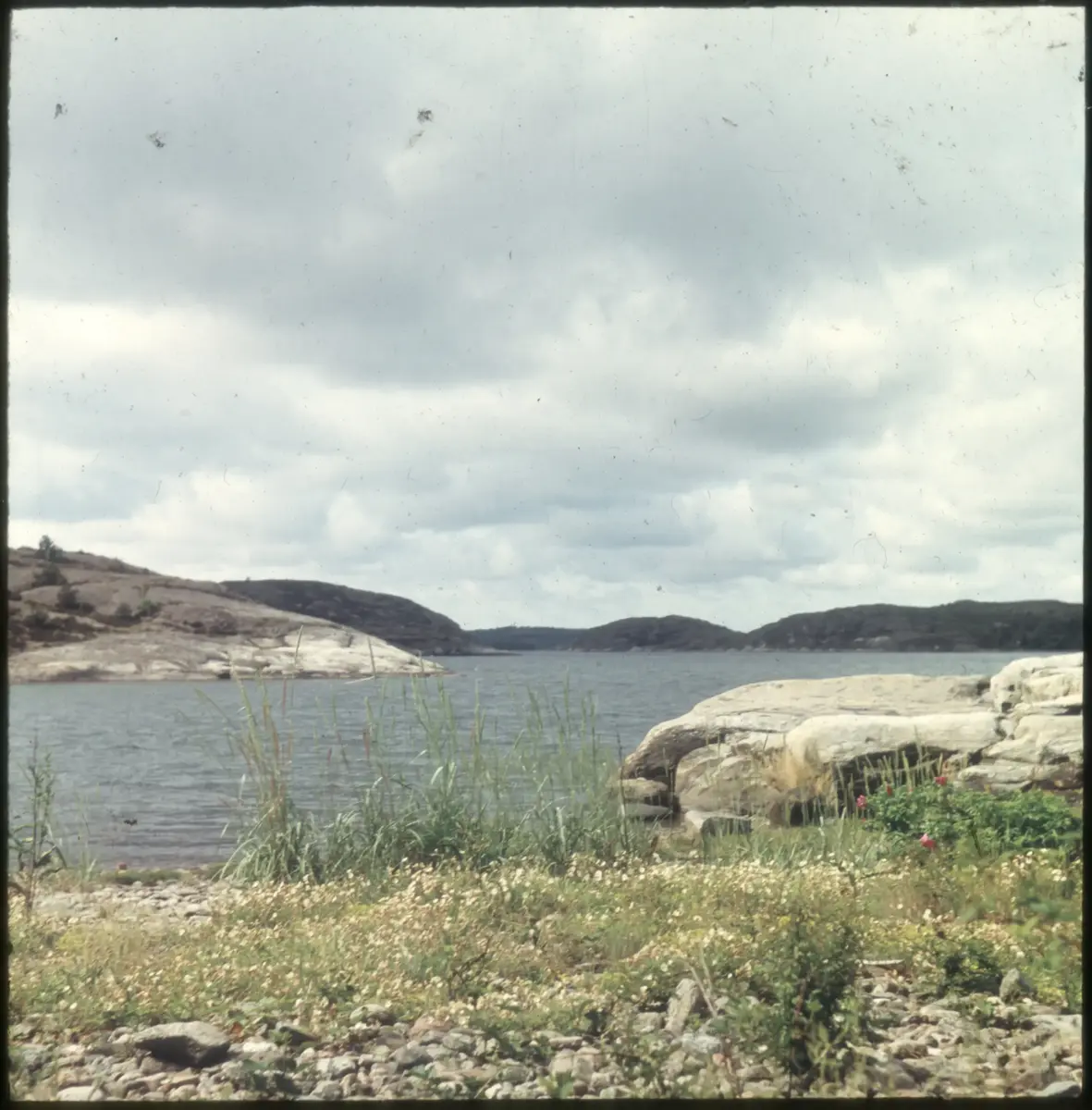 Färgdia: Sol i kölvatten. Hus vid kust. Mot Älvsborgs fästning. Eka i sjö. Halat segel, bergvägg. Vyer. Bergmönster. Par på strand. Sandmönster. Gerlesborg. Kolhättan(?). Solnedgång över havet. Bärnsten(??) och glas. Stenstrand. Nedisad kust, Tjörn. Musselskal. Lavar, posthornssnäcka. Fiskebod, strandväxter. Moln. Hästar betar, vy mot Älvsborgs fästning. Två i kajak. Snö. Kustbåt. Roende. Brygga i dis. Pojke vid eka, vy. Sandstrand med vågor, Hirthals, fiskare går. Musslor, tång, stenar. Söt vik. Hed. Ror eka i sund. Med fiskeläge och segelfartyg. Småbåtshamn, vy.