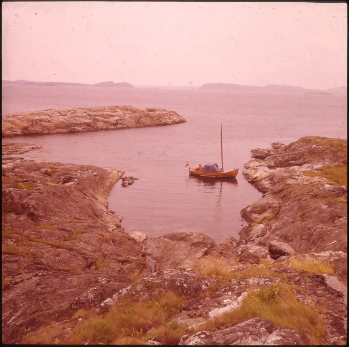Färgdia: Sol i kölvatten. Hus vid kust. Mot Älvsborgs fästning. Eka i sjö. Halat segel, bergvägg. Vyer. Bergmönster. Par på strand. Sandmönster. Gerlesborg. Kolhättan(?). Solnedgång över havet. Bärnsten(??) och glas. Stenstrand. Nedisad kust, Tjörn. Musselskal. Lavar, posthornssnäcka. Fiskebod, strandväxter. Moln. Hästar betar, vy mot Älvsborgs fästning. Två i kajak. Snö. Kustbåt. Roende. Brygga i dis. Pojke vid eka, vy. Sandstrand med vågor, Hirthals, fiskare går. Musslor, tång, stenar. Söt vik. Hed. Ror eka i sund. Med fiskeläge och segelfartyg. Småbåtshamn, vy.