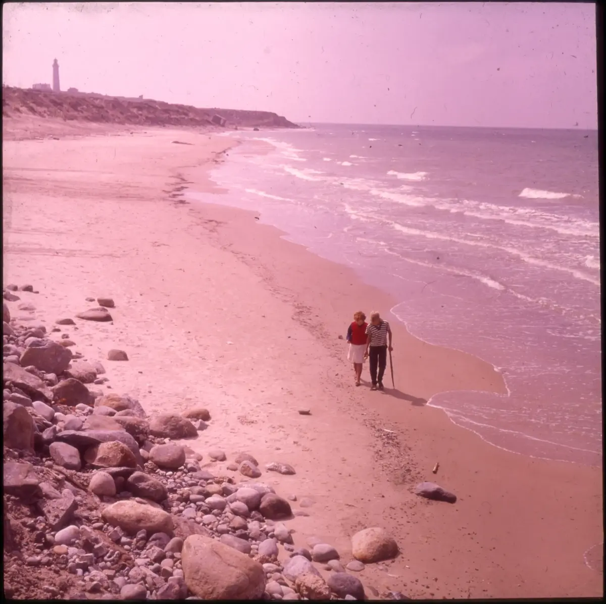 Färgdia: Sol i kölvatten. Hus vid kust. Mot Älvsborgs fästning. Eka i sjö. Halat segel, bergvägg. Vyer. Bergmönster. Par på strand. Sandmönster. Gerlesborg. Kolhättan(?). Solnedgång över havet. Bärnsten(??) och glas. Stenstrand. Nedisad kust, Tjörn. Musselskal. Lavar, posthornssnäcka. Fiskebod, strandväxter. Moln. Hästar betar, vy mot Älvsborgs fästning. Två i kajak. Snö. Kustbåt. Roende. Brygga i dis. Pojke vid eka, vy. Sandstrand med vågor, Hirthals, fiskare går. Musslor, tång, stenar. Söt vik. Hed. Ror eka i sund. Med fiskeläge och segelfartyg. Småbåtshamn, vy.