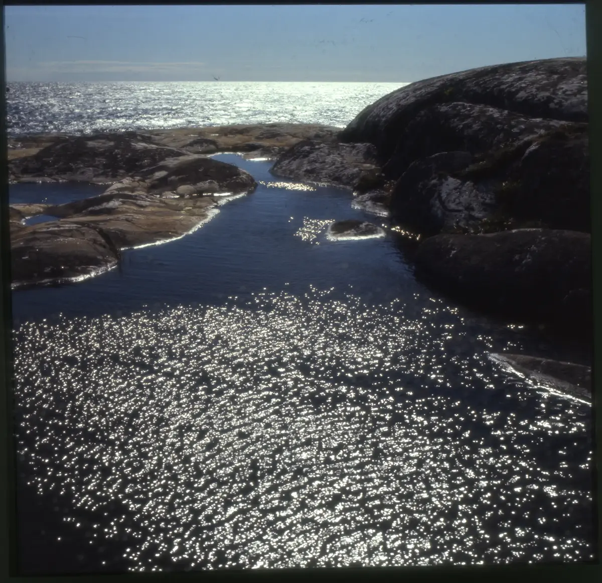 Färgdia: Sol i kölvatten. Hus vid kust. Mot Älvsborgs fästning. Eka i sjö. Halat segel, bergvägg. Vyer. Bergmönster. Par på strand. Sandmönster. Gerlesborg. Kolhättan(?). Solnedgång över havet. Bärnsten(??) och glas. Stenstrand. Nedisad kust, Tjörn. Musselskal. Lavar, posthornssnäcka. Fiskebod, strandväxter. Moln. Hästar betar, vy mot Älvsborgs fästning. Två i kajak. Snö. Kustbåt. Roende. Brygga i dis. Pojke vid eka, vy. Sandstrand med vågor, Hirthals, fiskare går. Musslor, tång, stenar. Söt vik. Hed. Ror eka i sund. Med fiskeläge och segelfartyg. Småbåtshamn, vy.