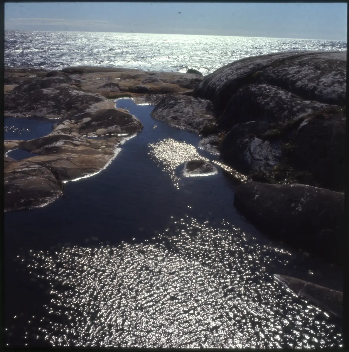 Färgdia: Sol i kölvatten. Hus vid kust. Mot Älvsborgs fästning. Eka i sjö. Halat segel, bergvägg. Vyer. Bergmönster. Par på strand. Sandmönster. Gerlesborg. Kolhättan(?). Solnedgång över havet. Bärnsten(??) och glas. Stenstrand. Nedisad kust, Tjörn. Musselskal. Lavar, posthornssnäcka. Fiskebod, strandväxter. Moln. Hästar betar, vy mot Älvsborgs fästning. Två i kajak. Snö. Kustbåt. Roende. Brygga i dis. Pojke vid eka, vy. Sandstrand med vågor, Hirthals, fiskare går. Musslor, tång, stenar. Söt vik. Hed. Ror eka i sund. Med fiskeläge och segelfartyg. Småbåtshamn, vy.