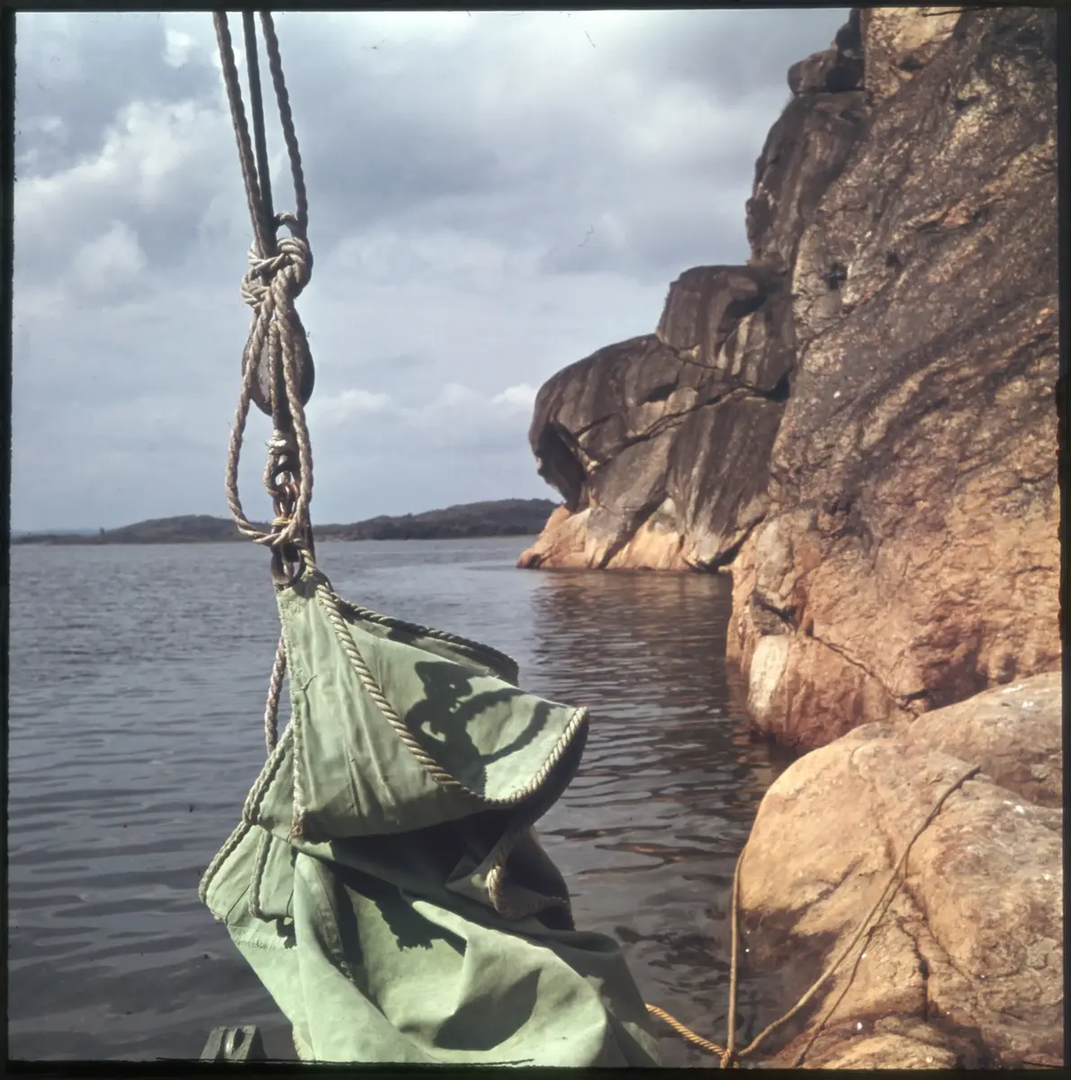 Färgdia: Sol i kölvatten. Hus vid kust. Mot Älvsborgs fästning. Eka i sjö. Halat segel, bergvägg. Vyer. Bergmönster. Par på strand. Sandmönster. Gerlesborg. Kolhättan(?). Solnedgång över havet. Bärnsten(??) och glas. Stenstrand. Nedisad kust, Tjörn. Musselskal. Lavar, posthornssnäcka. Fiskebod, strandväxter. Moln. Hästar betar, vy mot Älvsborgs fästning. Två i kajak. Snö. Kustbåt. Roende. Brygga i dis. Pojke vid eka, vy. Sandstrand med vågor, Hirthals, fiskare går. Musslor, tång, stenar. Söt vik. Hed. Ror eka i sund. Med fiskeläge och segelfartyg. Småbåtshamn, vy.