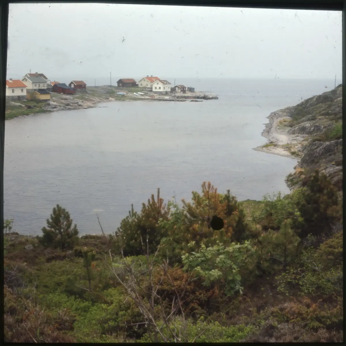 Färgdia: Sol i kölvatten. Hus vid kust. Mot Älvsborgs fästning. Eka i sjö. Halat segel, bergvägg. Vyer. Bergmönster. Par på strand. Sandmönster. Gerlesborg. Kolhättan(?). Solnedgång över havet. Bärnsten(??) och glas. Stenstrand. Nedisad kust, Tjörn. Musselskal. Lavar, posthornssnäcka. Fiskebod, strandväxter. Moln. Hästar betar, vy mot Älvsborgs fästning. Två i kajak. Snö. Kustbåt. Roende. Brygga i dis. Pojke vid eka, vy. Sandstrand med vågor, Hirthals, fiskare går. Musslor, tång, stenar. Söt vik. Hed. Ror eka i sund. Med fiskeläge och segelfartyg. Småbåtshamn, vy.