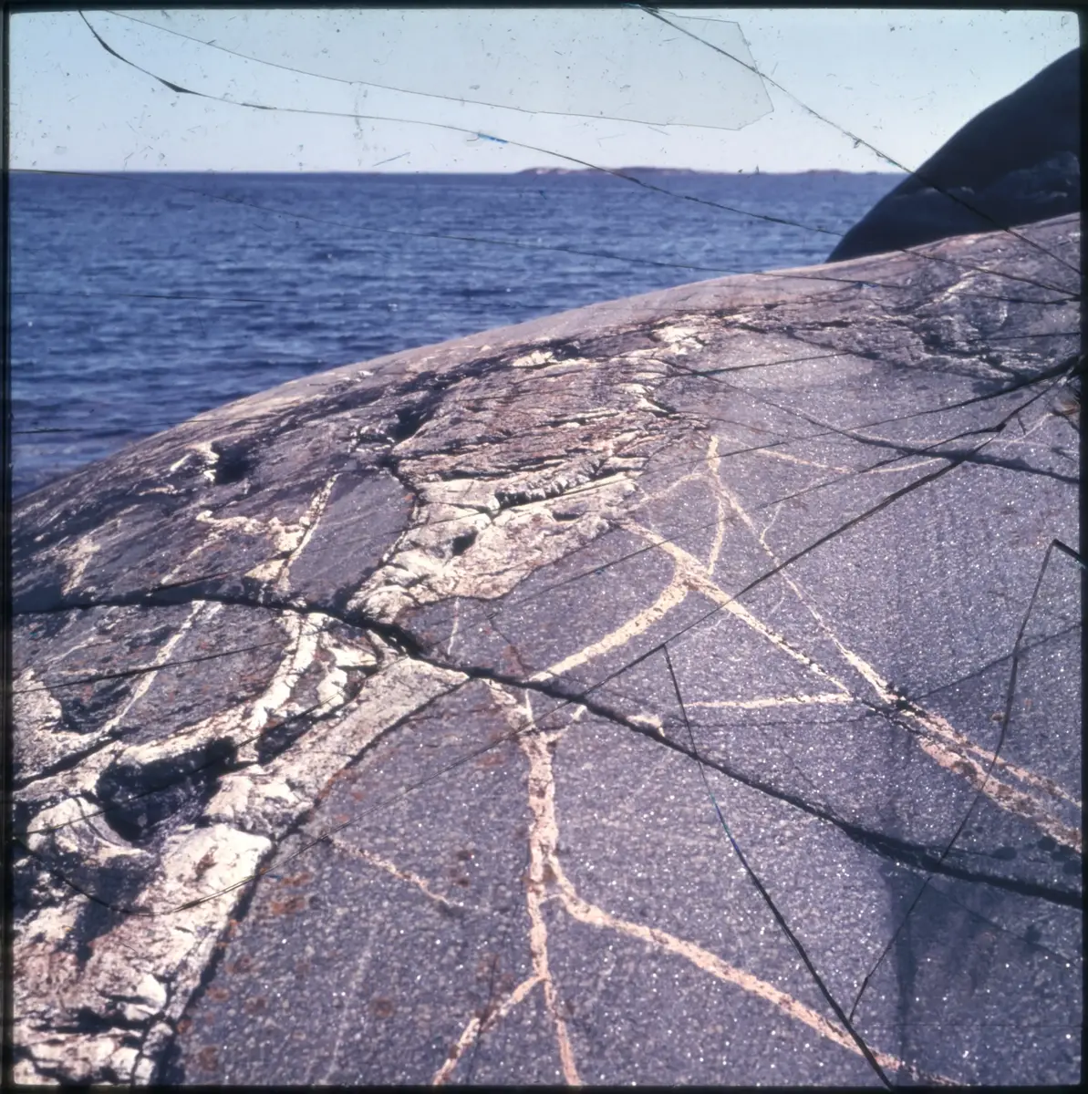 Färgdia: Sol i kölvatten. Hus vid kust. Mot Älvsborgs fästning. Eka i sjö. Halat segel, bergvägg. Vyer. Bergmönster. Par på strand. Sandmönster. Gerlesborg. Kolhättan(?). Solnedgång över havet. Bärnsten(??) och glas. Stenstrand. Nedisad kust, Tjörn. Musselskal. Lavar, posthornssnäcka. Fiskebod, strandväxter. Moln. Hästar betar, vy mot Älvsborgs fästning. Två i kajak. Snö. Kustbåt. Roende. Brygga i dis. Pojke vid eka, vy. Sandstrand med vågor, Hirthals, fiskare går. Musslor, tång, stenar. Söt vik. Hed. Ror eka i sund. Med fiskeläge och segelfartyg. Småbåtshamn, vy.