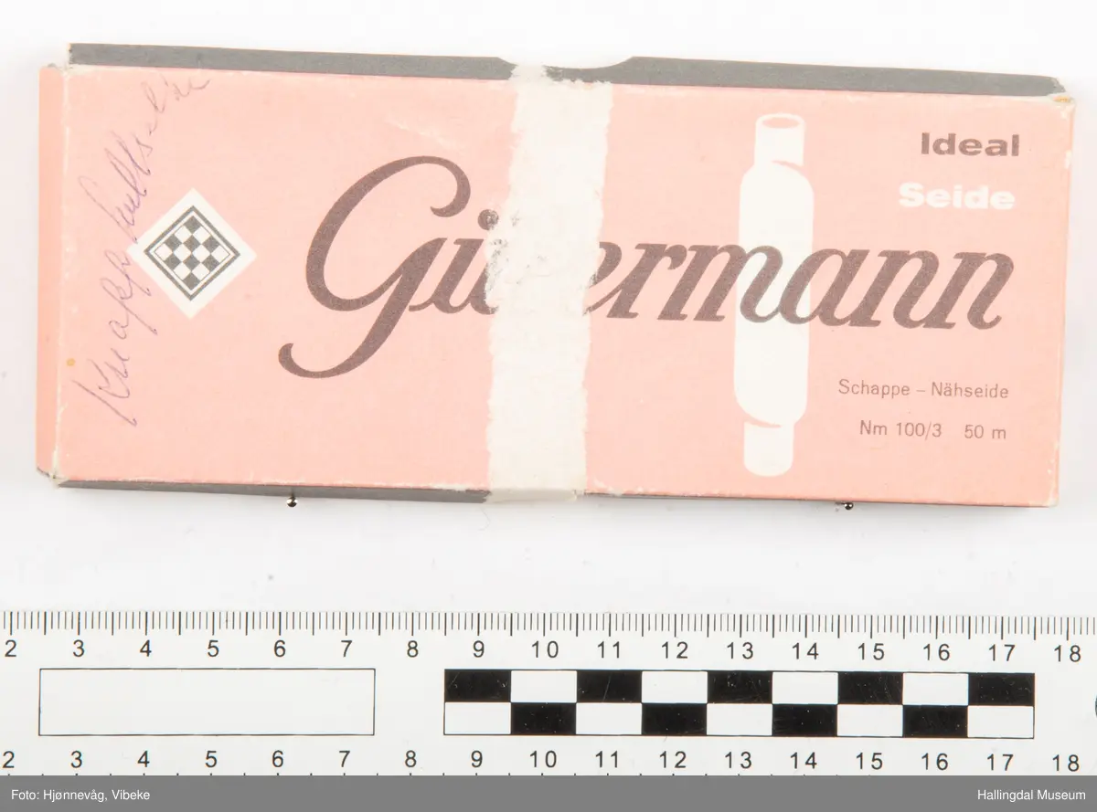 På lokket av esken er det trykt følgende:
Gütermann.
Inne i et firkantet felt står det følgende:
100 %Silk Seide Soie
d tex 750 (3)
R 753
10 m 11 yds
Nett Silk for Button holes
Haspel-Knopfloch-Seide
Cordonnetde sole rèelle
Order R 753, 10 m Hela Nm 40/3
På det ene endestykke står det skrevet "000 Gütermann R 753 10 m