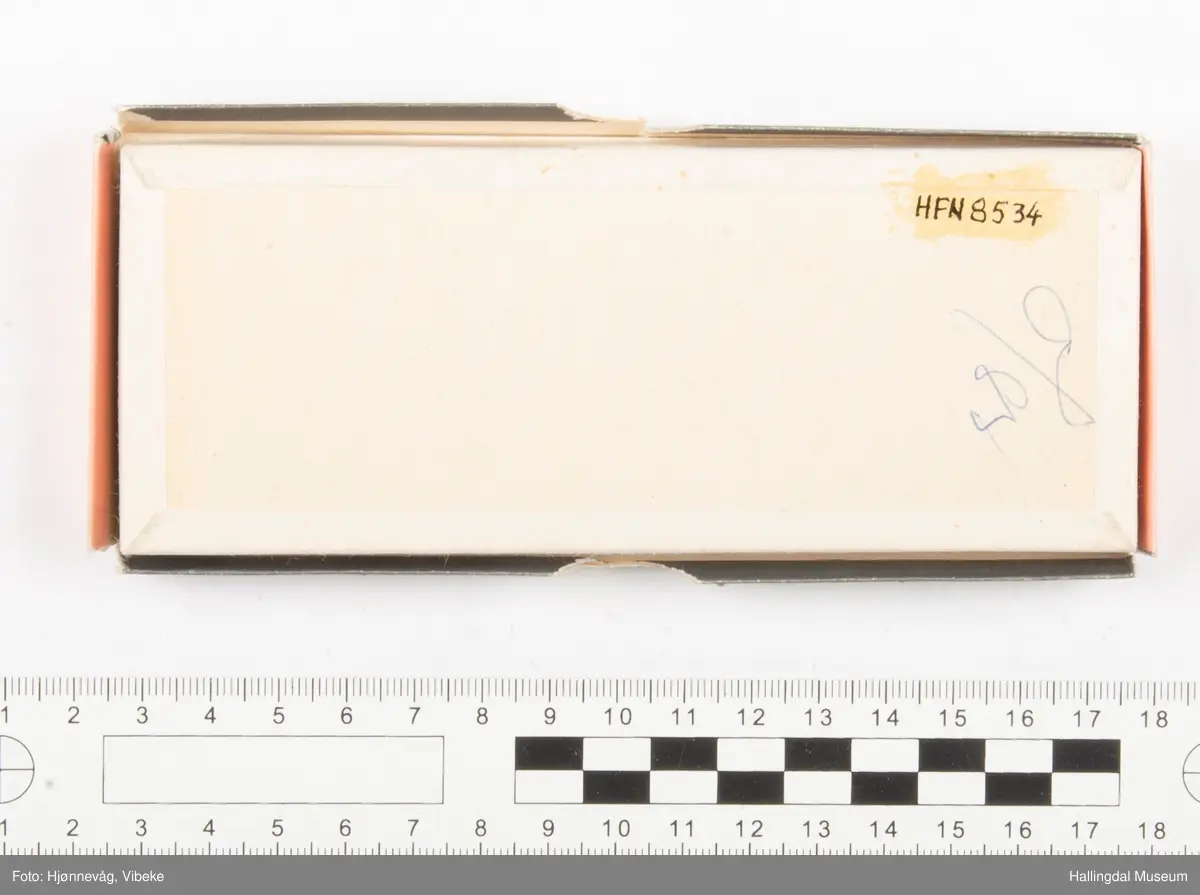 På lokket av esken er det trykt følgende:
Gütermann.
Inne i et firkantet felt står det følgende:
100 %Silk Seide Soie
d tex 750 (3)
R 753
10 m 11 yds
Nett Silk for Button holes
Haspel-Knopfloch-Seide
Cordonnetde sole rèelle
Order R 753, 10 m Hela Nm 40/3
På det ene endestykke står det skrevet "000 Gütermann R 753 10 m