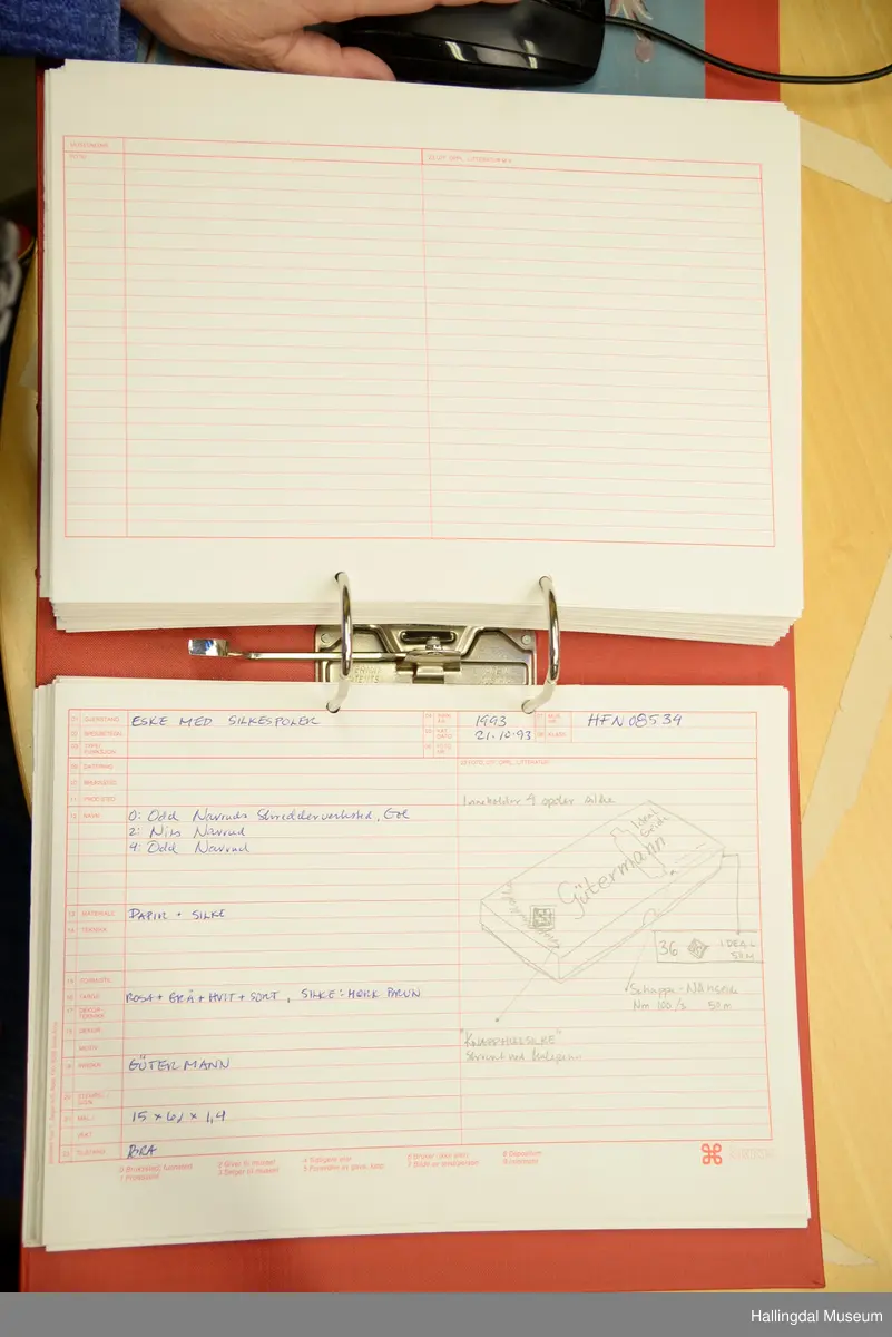 På lokket av esken er det trykt følgende:
Gütermann.
Inne i et firkantet felt står det følgende:
100 %Silk Seide Soie
d tex 750 (3)
R 753
10 m 11 yds
Nett Silk for Button holes
Haspel-Knopfloch-Seide
Cordonnetde sole rèelle
Order R 753, 10 m Hela Nm 40/3
På det ene endestykke står det skrevet "000 Gütermann R 753 10 m