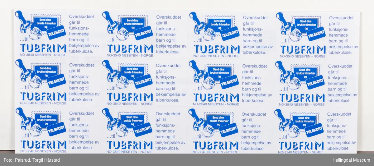 Et ark med ubrukte klistremerker for kontorbruk. 12 stk. rektangulære merker, tre i høyden og 4 i bredden. Hvit bakgrunn med blå skrift og bilde av et stempel, et frimerke og et telekort, under står det "...til TUBFRIM NO-3540 Nesbyen - Norge". Ved siden av står teksten: "Overskuddet går til funksjonshemmede barn og til bekjempelse av tuberkulose". På baksiden av arket står det: "INKJET LASER/COPY" og "Mayspies".