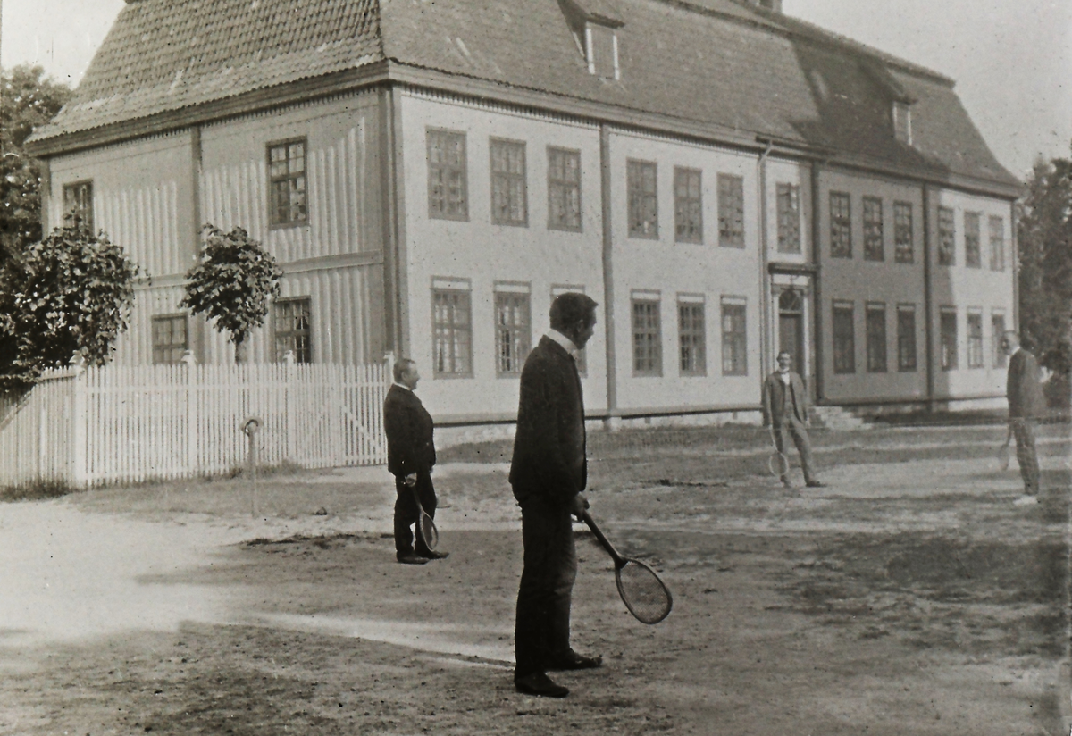 Tennisspill på Kirketorget. Bergseminaret i bakgrunnen.