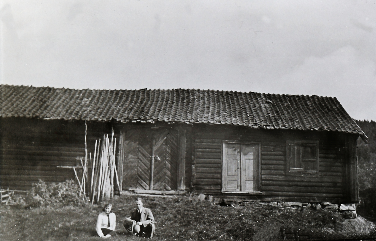 Uthus på Løkka, Gunnar Stiksrud (1901-1933) og Johanne Ulvøy (1901-1987)
Trolig på plassen Løkka i øvre Eiker, men kan også være på Raumyr / Sulusåsen i Kongsberg?