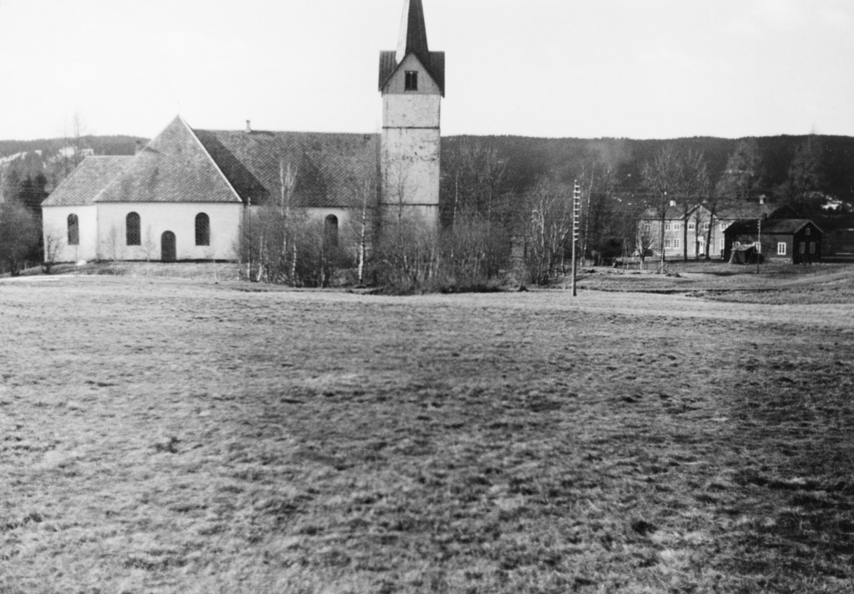 Selbu kirke i Sør-Trøndelag, fotografert fra en åpen grasvoll nordøst for bygningen. Den eldste delen av Selbu-kirka antas å være fra 1100-tallet. Dateringa er antakelig basert på vurderinger av murverket i den indre delen av bygningen, til venstre på dette fotografiet, som har lysåpninger med runde, romanske buer. Tårnet ble oppført som et sjølstendig byggverk, ved sida av den egentlige kirkebygningen. Den nedre delen av tårnet antas å være fra 1200-tallet. Kirka og tårnet skal ha blitt bygd sammen i 1685. På 1800-tallet, da menigheten hadde vokst seg langt større enn da kirka var ny, ble den påbygd to ganger. Den brede delen av kirkeskipet er en tilbygning fra 1806, nåværende kor er fra 1888. Samtidig ble mye av interiøret fornyet, slik at kirkerommet fikk et nygotisk preg. Tårnfoten rommer i vår tid et lite kapell.
