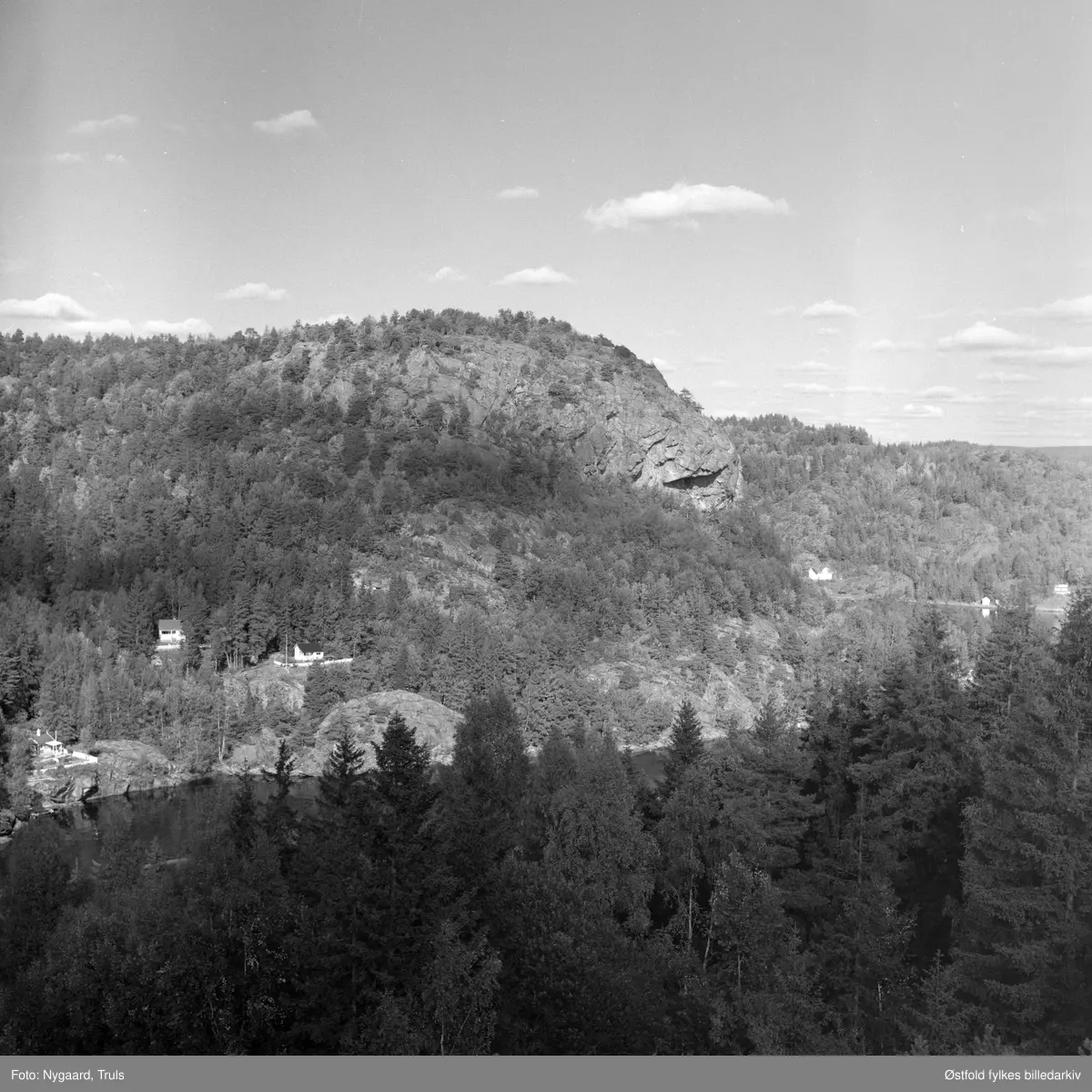 Utsikt fra Hjelmkollen fort, anlagt 1905, videre utbygd under 2. verdenskrig. Fotografert ca.1975.