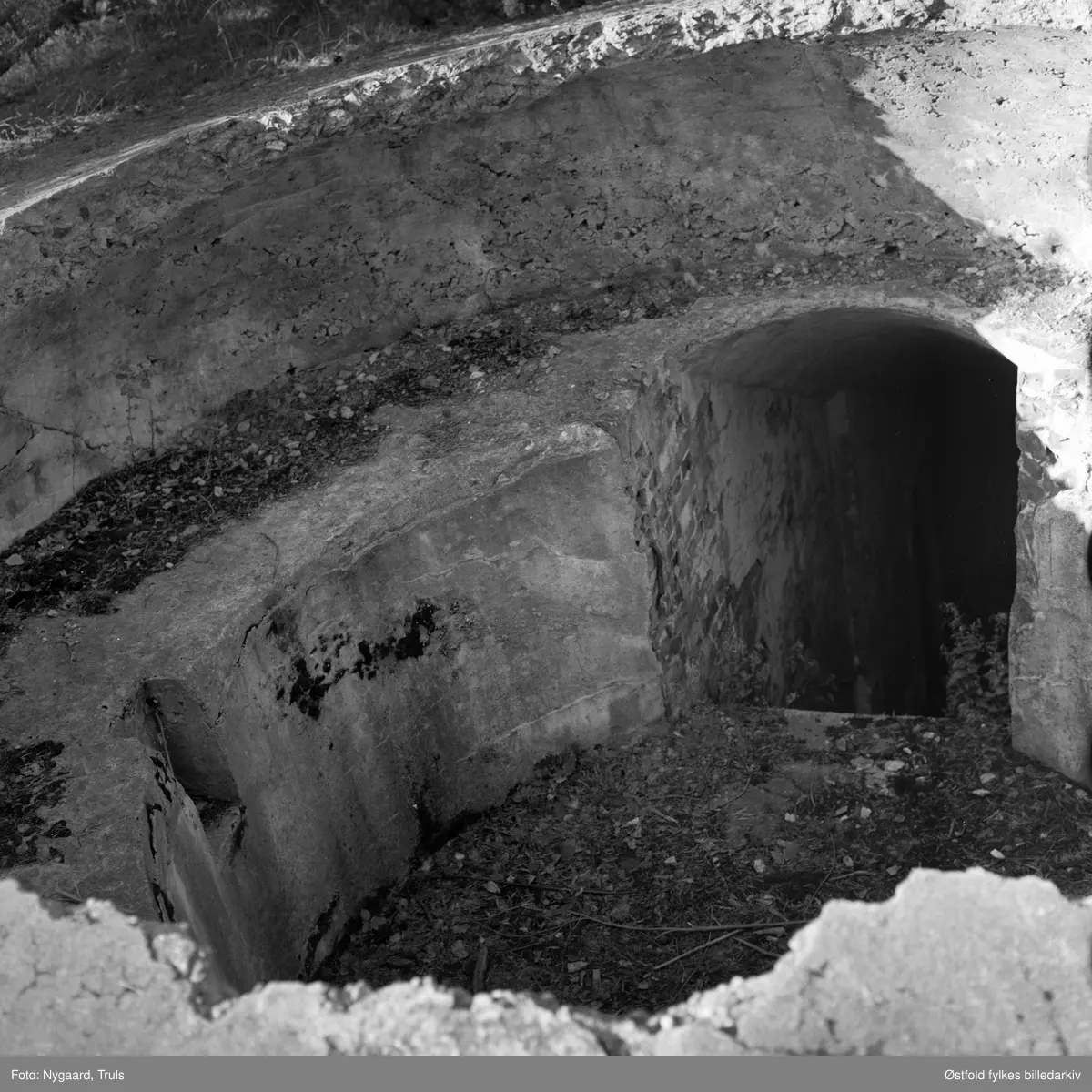 Hjelmkollen fort, anlagt 1905, videre utbygd under 2. verdenskrig. Demolert stilling for tårnkanon. Fotografert ca. 1975.