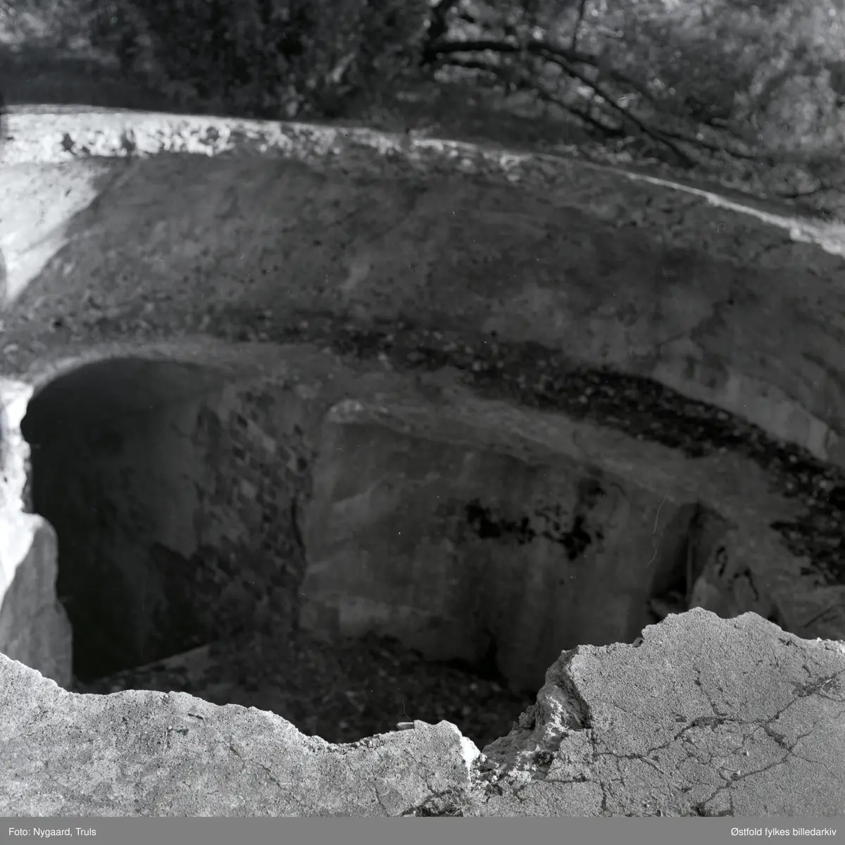 Hjelmkollen fort, anlagt 1905, videre utbygd under 2. verdenskrig. Demolert stilling for tårnkanon. Fotografert ca. 1975.