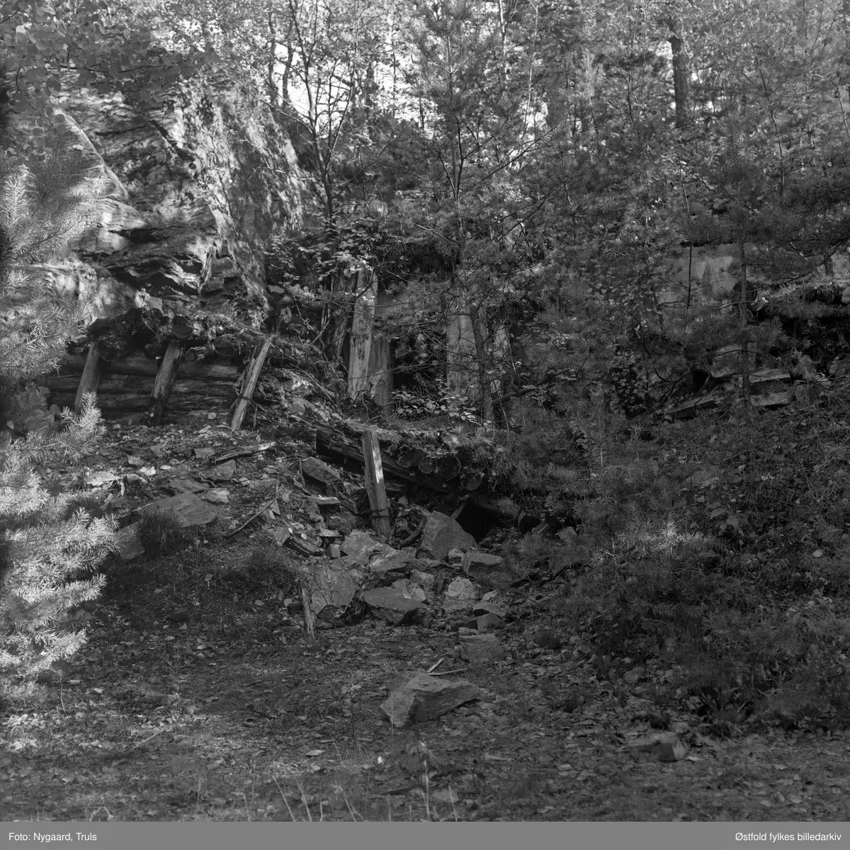 Rester av dekningsgrav, Hjelmkollen fort i Halden anlagt 1905, videre utbygd under 2. verdenskrig. Fotografert ca. 1975.