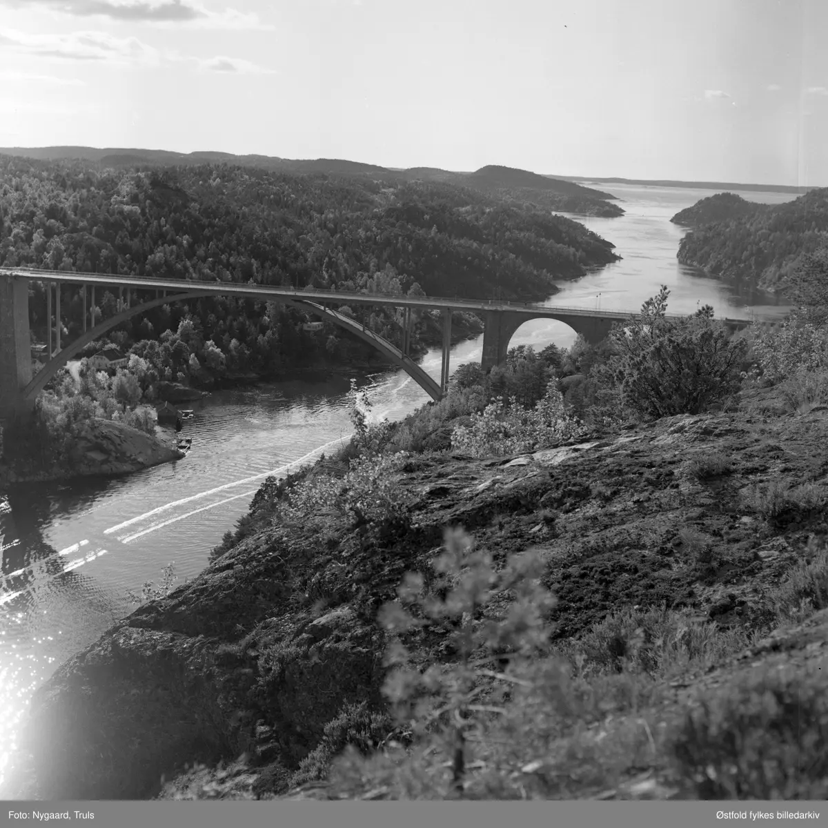 Utsikt til den gamle Svinesundsbrua og Iddefjorden fra Hjelmkollen fort. Fortet anlagt 1905, videre utbygd under 2. verdenskrig. Fotografert ca. 1975.