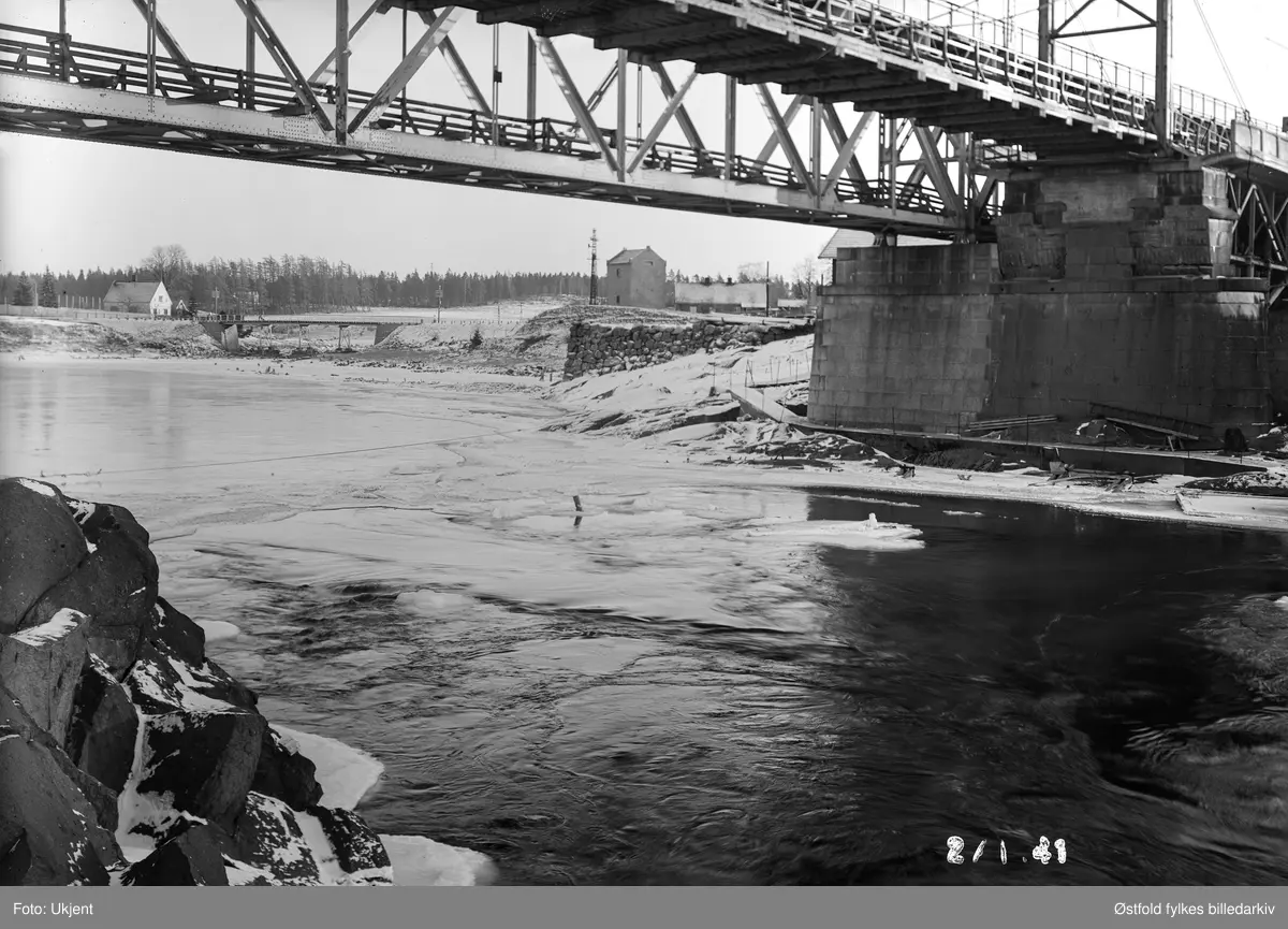 Rester etter den sprengte Sarpsbrua i april 1940, fotografert i 1941.