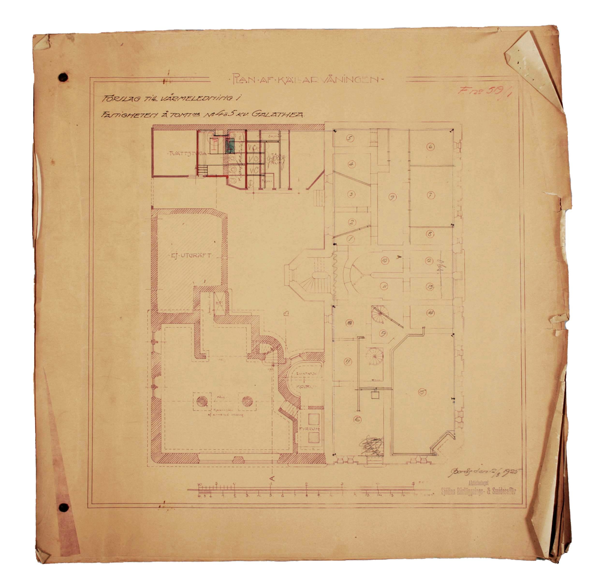 Häfte med fem byggnadsritningar till förslag av värmeledning, för fastigheterna på tomterna Nr. 4 och 5 i kvarteret "Galathea", Borås.

1. Plan af källarvåningen.
2. Plan af f sta våningen.
3. Plan af 2 dra våningen.
4. Plan af 3 dje våningen.
5. Plan af 4 de våningen.

Skala: Fot och Meter.

Längst ned till höger märkt:
Borås den 12/5 1925
Aktiebolaget
Sjölins Rörläggnings- & Smidesaffär

Funktion: Byggnadsritning för värmeledning i fastighet