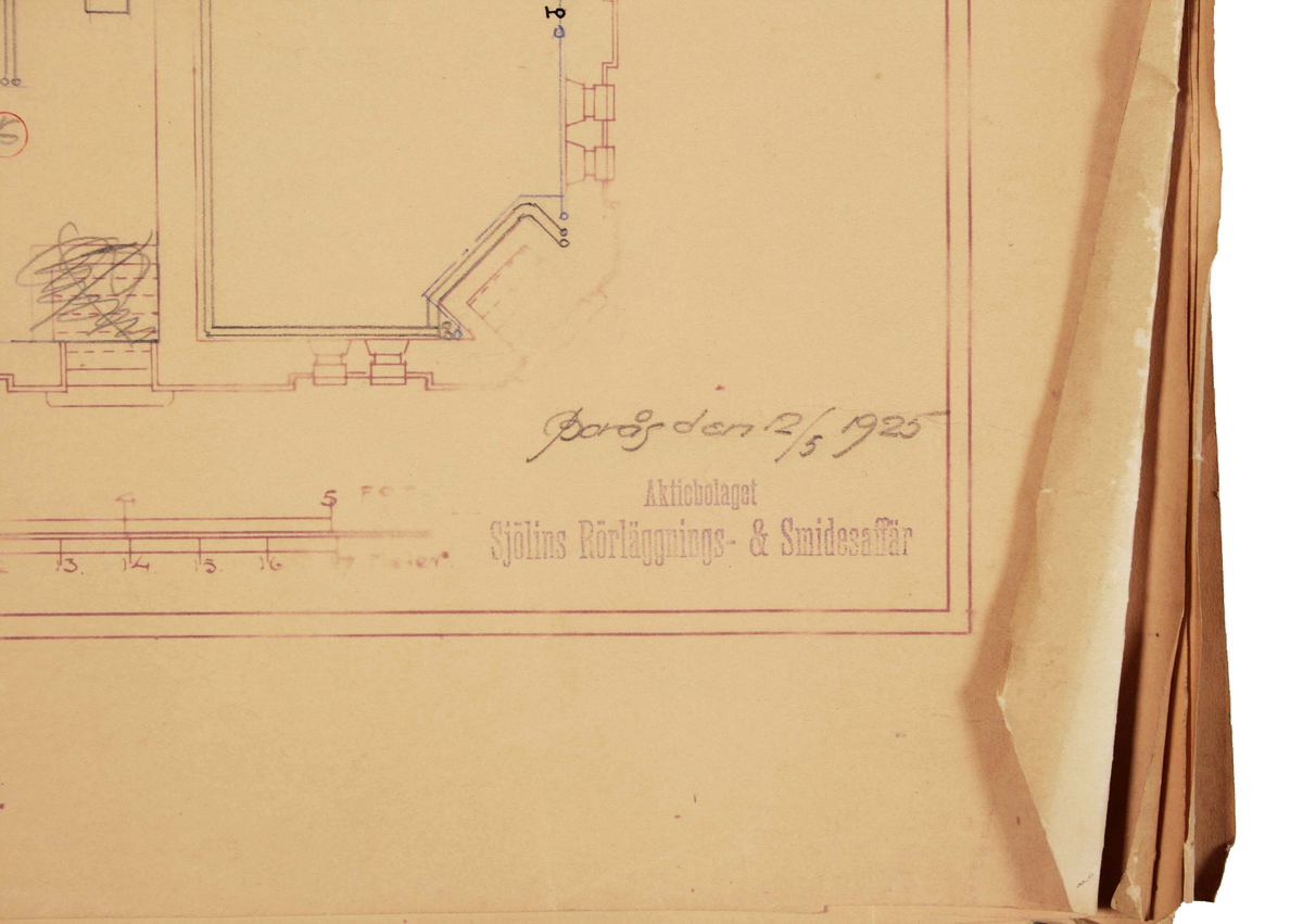 Häfte med fem byggnadsritningar till förslag av värmeledning, för fastigheterna på tomterna Nr. 4 och 5 i kvarteret "Galathea", Borås.

1. Plan af källarvåningen.
2. Plan af f sta våningen.
3. Plan af 2 dra våningen.
4. Plan af 3 dje våningen.
5. Plan af 4 de våningen.

Skala: Fot och Meter.

Längst ned till höger märkt:
Borås den 12/5 1925
Aktiebolaget
Sjölins Rörläggnings- & Smidesaffär

Funktion: Byggnadsritning för värmeledning i fastighet