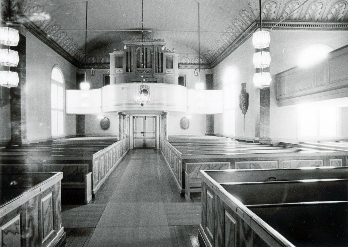 Interiör mot orgeln och orgelfasaden i Hälleberga kyrka innan branden 1976.