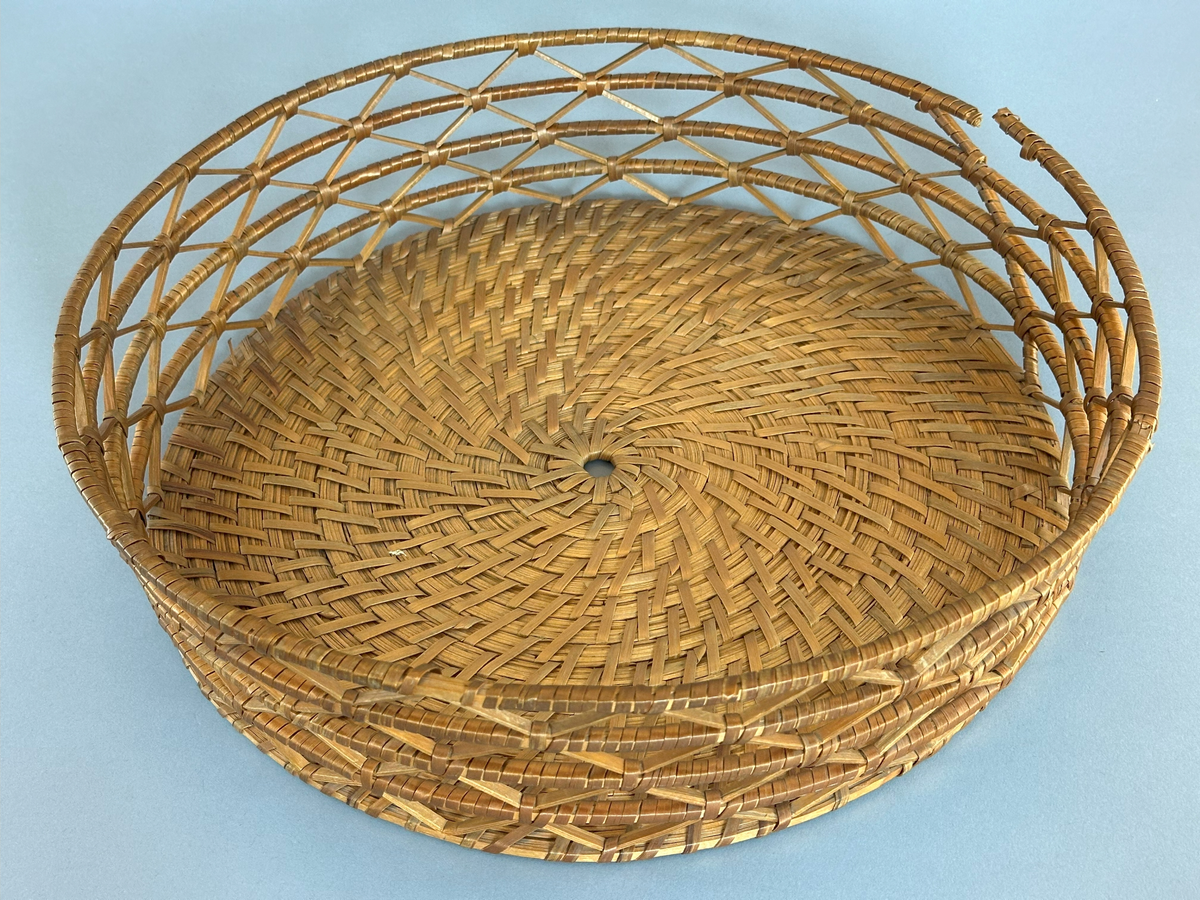 Runt korgfat med gles sarg, bundet av hyvlade smala remsor av trä och tät spiralbunden botten.