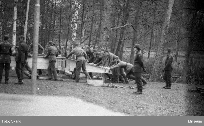 Rampen till Krigsbro 4 (KB 4) under lansering. Överste Carl Edholm, chef Ing 2 och militärbefälhavaren Syd generallöjtnant Gustaf Welin längst till vänster.