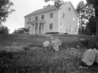 Kanalkontoret i Mem var helt nybyggt när fotografen besökte platsen 1930. Förutom kontor inrymde huset även bostad för kanalinspektören.