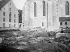 Under perioden 1926-30 undersöktes området väster om klosterkyrkan i Vadstena och här påträffades bland annat munkklostrets talehus, boktryckeri och sjukstuga. Här ett ögonblick så långt undersökningen nått sommaren 1928.