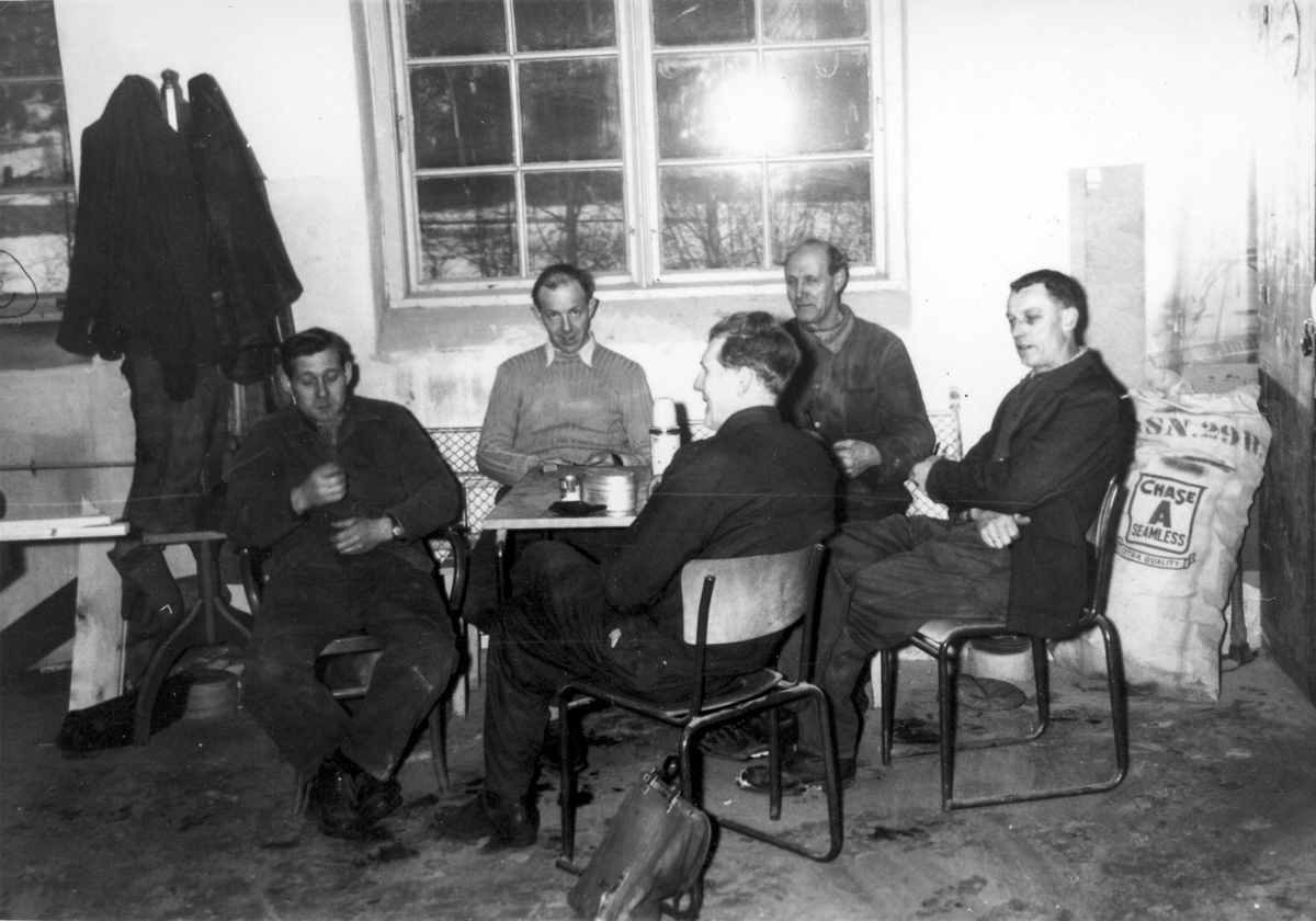 Personalet ved snekkerverkstedet.
 Fv. Einar Friberg, Hans Grønvold, Olaf Lie, Konrad Sørensen, Sverre Nilsen.